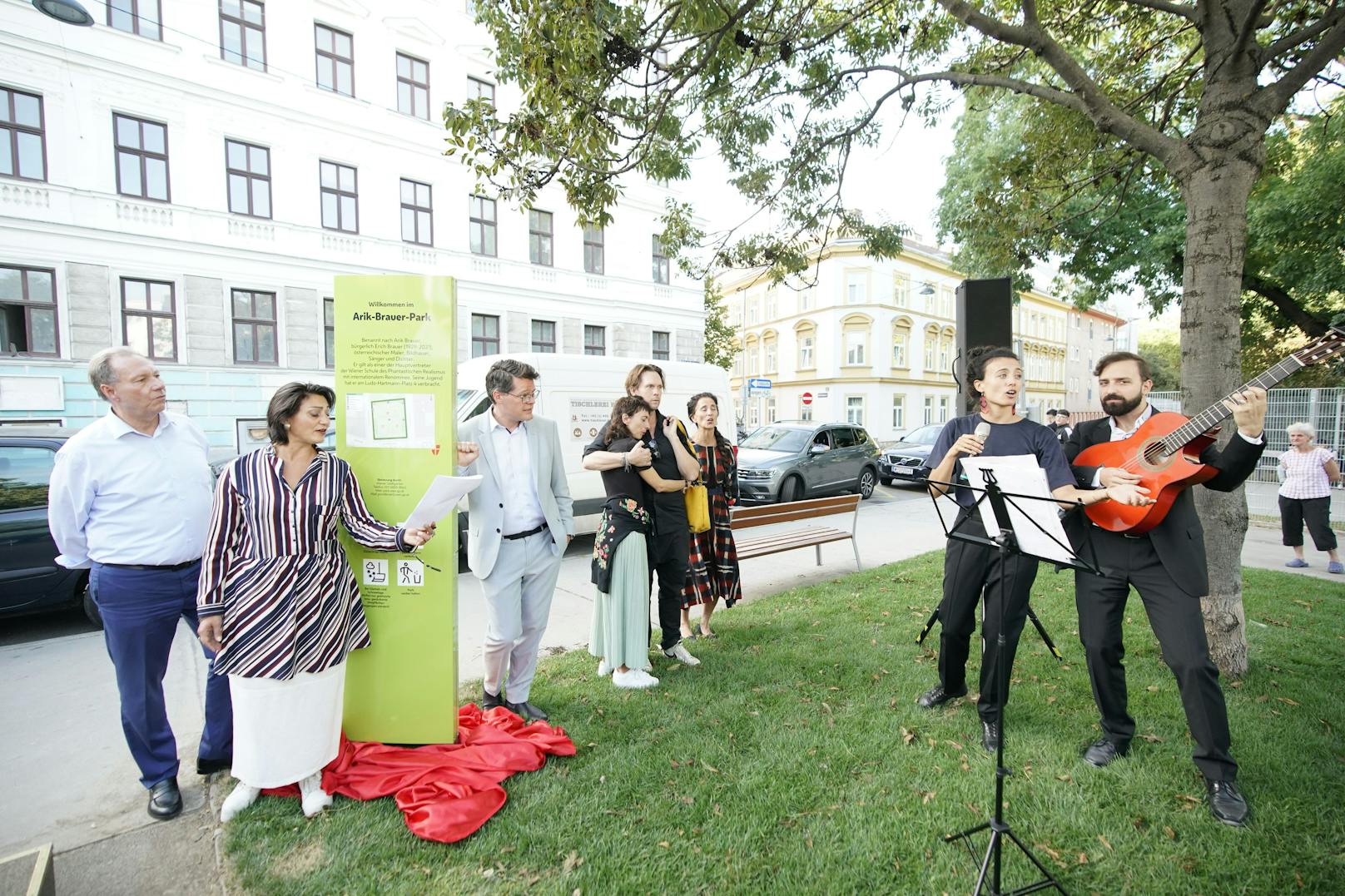 Im Gedenken an Arik Brauer wurde in Wien-Ottakring musiziert und gesungen.&nbsp;