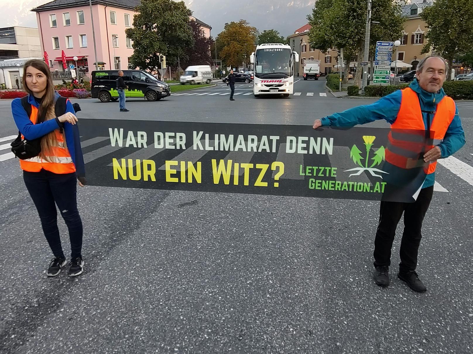 Mit einem Sitzstreik auf der Kreuzung Pfannhausstraße/Stadtgraben protestierte die "Letzte Generation" am Montag erstmals in Hall in Tirol "gegen die Säumigkeit der Regierung trotz der Katastrophen und dramatischen Temperaturrekorde dieses Sommers."