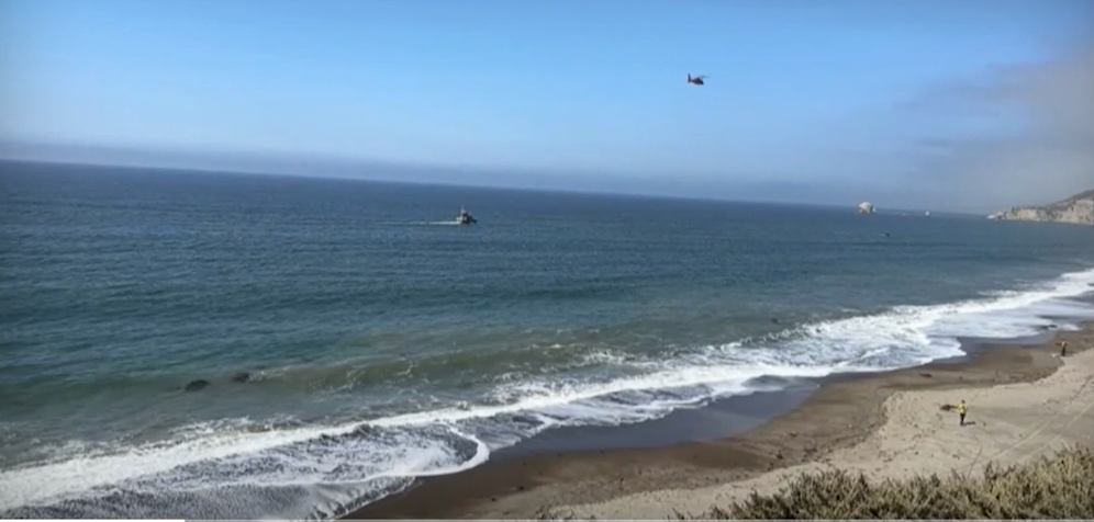 An diesem Strand passierte das Unglück: Die Einsatzkräfte suchen nach dem Mann.
