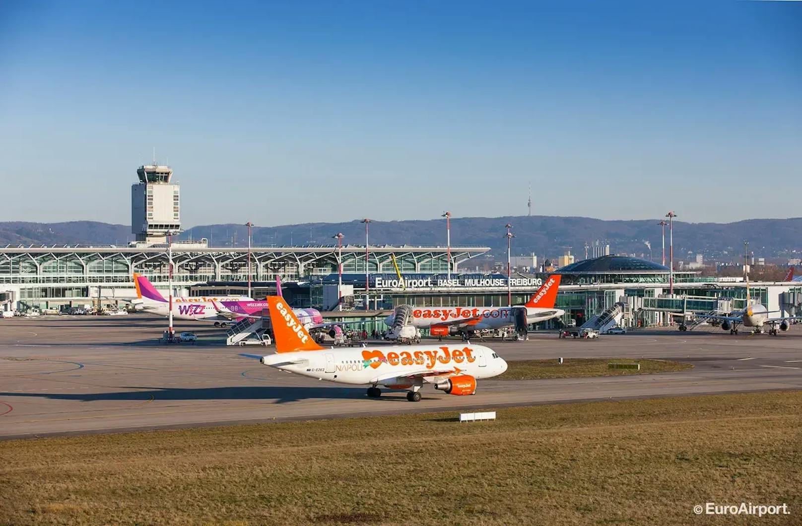 Die Passagierrechte sehen vor, dass die Fluggesellschaft Mahlzeiten und Getränke "im Verhältnis zur Wartezeit" anbietet. Wie der News-Scout berichtet, hätten sie einzig Wasser von der Airline erhalten.