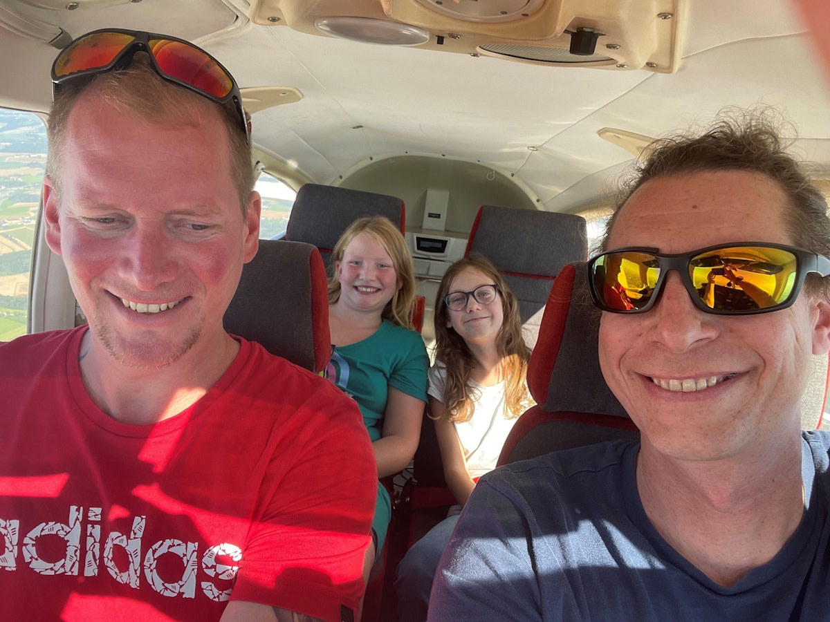 Bei ihrem Rundflug entdeckten Daniel Bruckner, Ayleen Bruckner, Magdalena Puschacher und Pilot Andreas Puschacher den Namen.