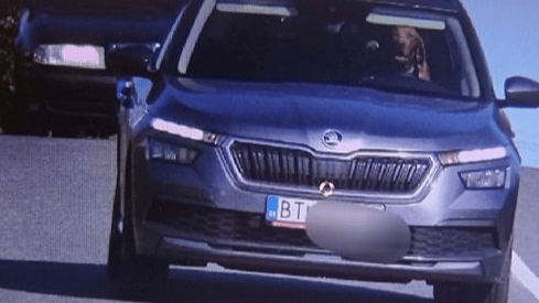 Ja, auf diesem Blitzer-Foto ist tatsächlich ein Hund auf dem Fahrersitz zu sehen. Aufgenommen wurde es in der Slowakei. Die Polizei hat das Bild auf Facebook veröffentlicht. 