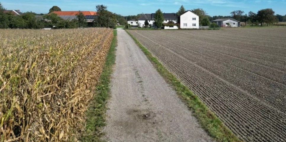 Der sonst so beschauliche Feldweg wurde Ort der tödlichen Attacke.
