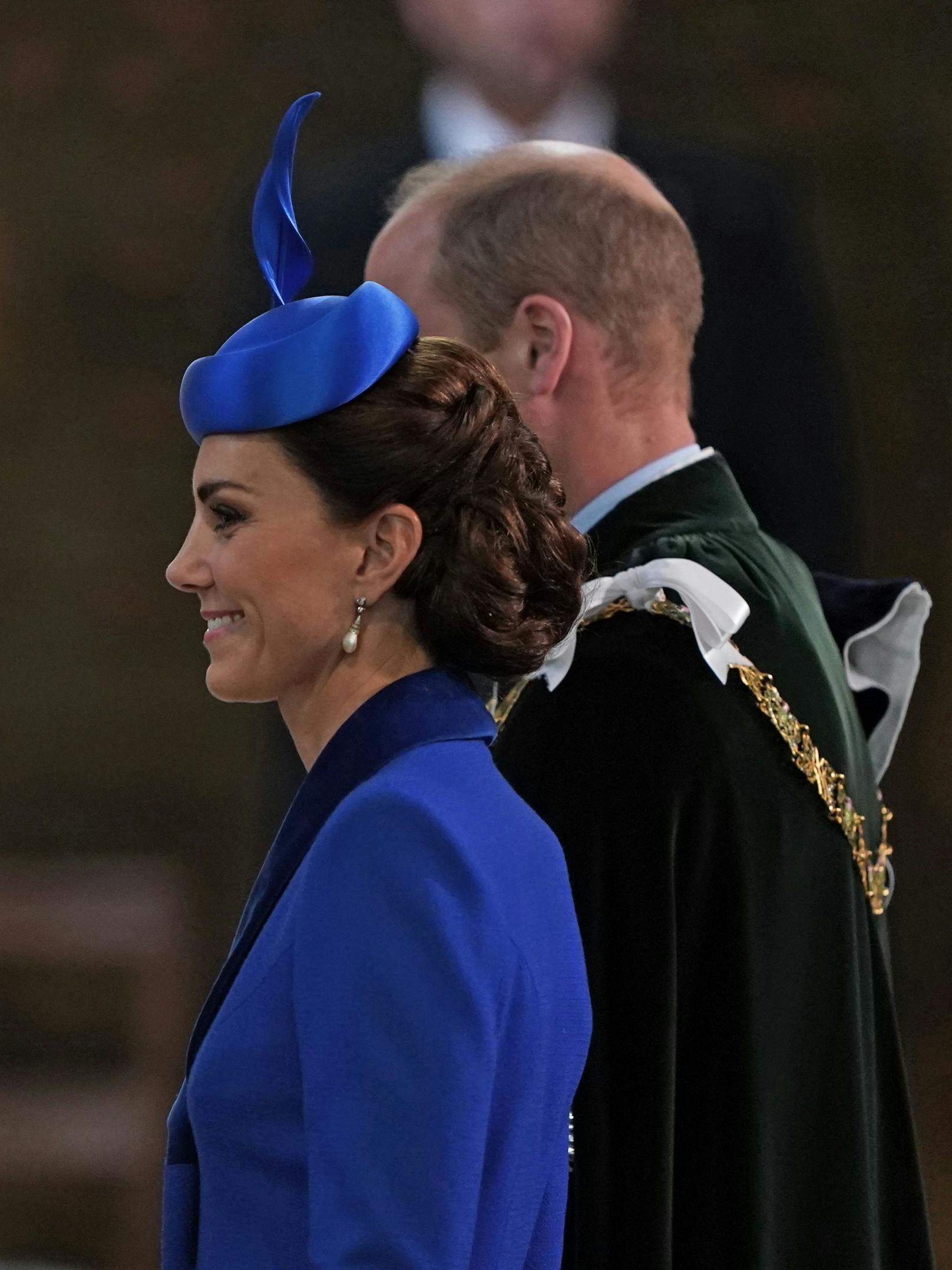 Bei offiziellen Anlässen darf es auch eine Hochsteckfrisur mit Fascinator sein – ohne einer Strähne im Gesicht.