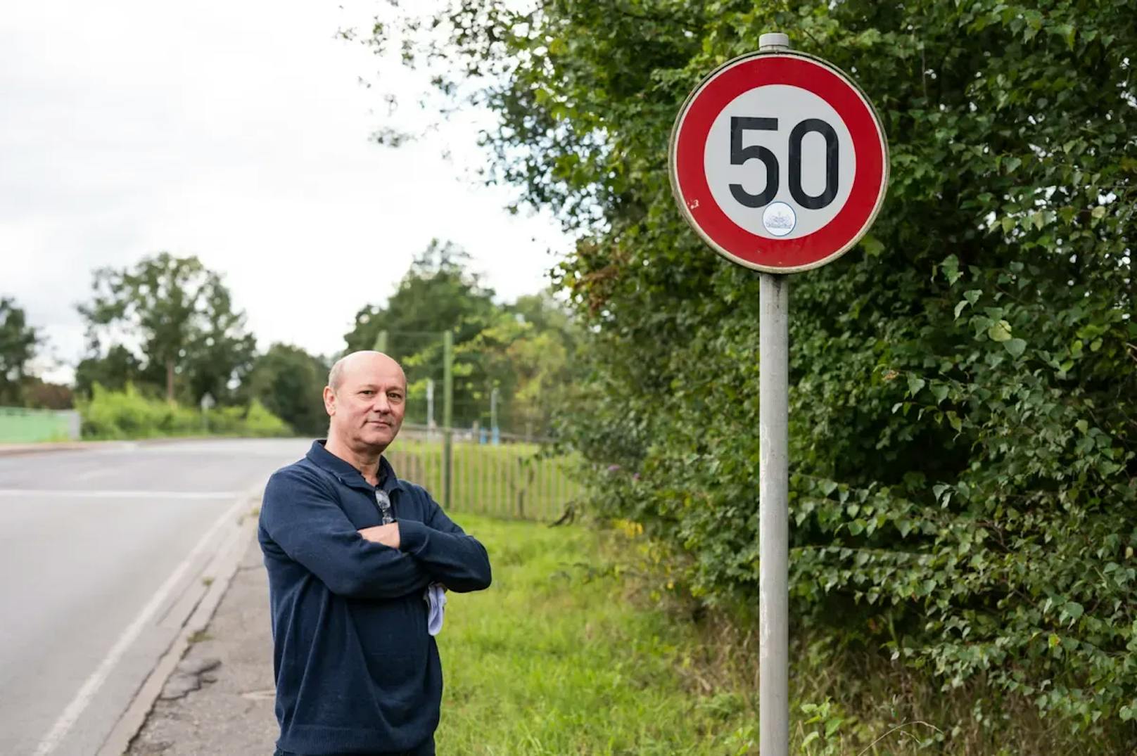 Joerg Hoechstrat an der Wiedehopfstrasse. Er hat vor Gericht gegen die Stadt Herne gewonnen, nachdem er geblitzt wurde.