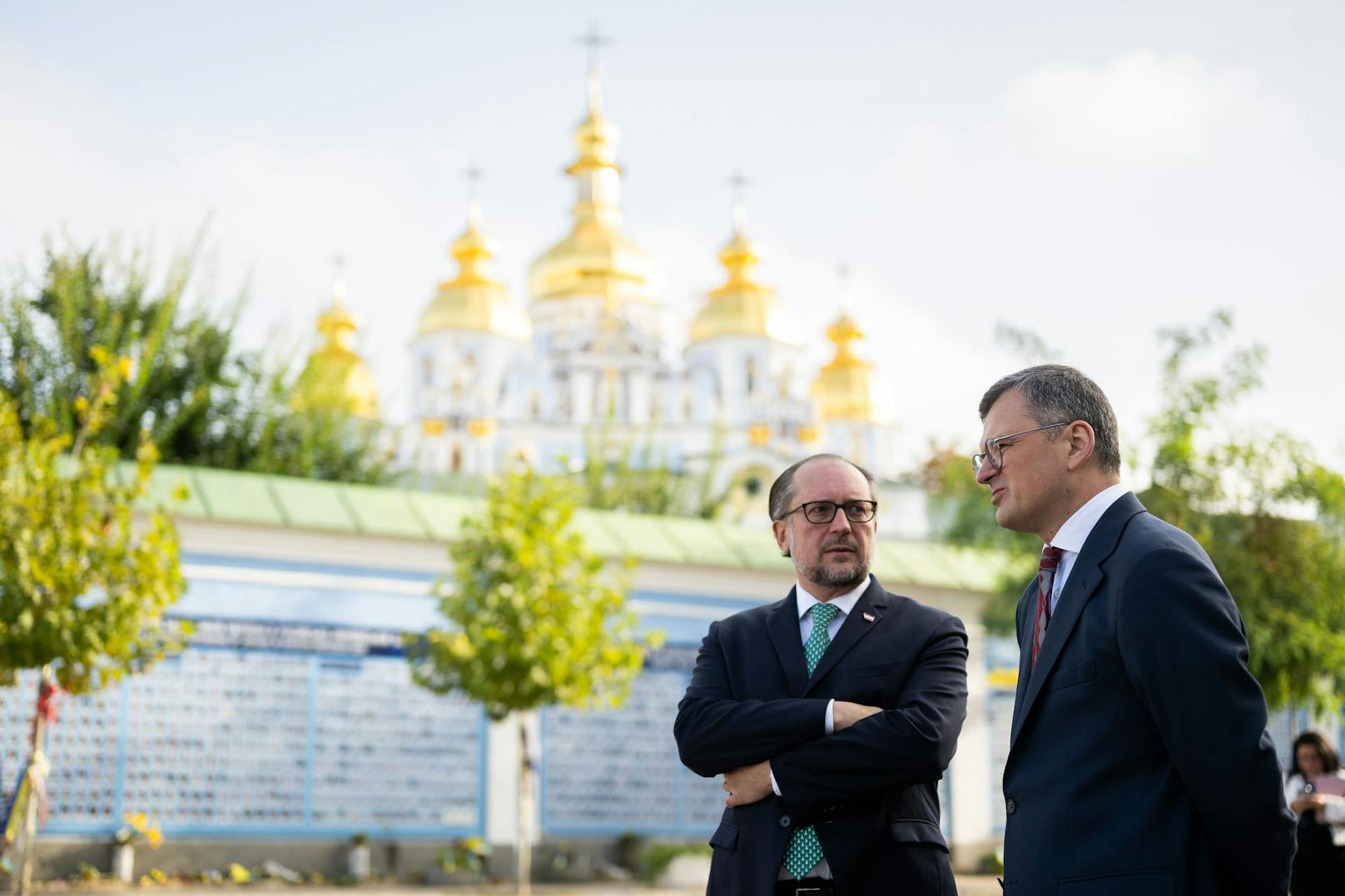 Außenminister Alexander Schallenberg ist am Montag zu einem Treffen der EU-Außenminister in Kiew eingetroffen.