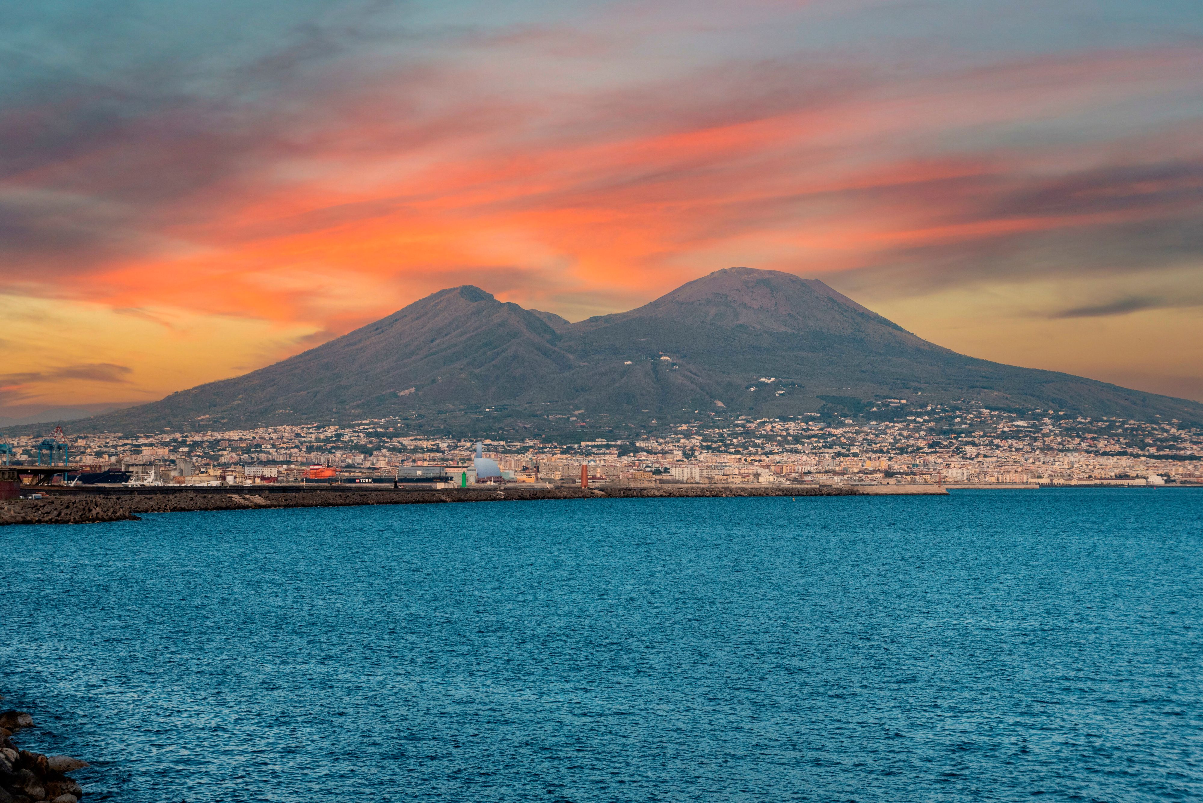 Download von www.picturedesk.com am 03.10.2023 (12:54).  Sunrise over famous Mount Vesuvius and the Gulf of Naples, Southern Italy - 20230901_PD23100 - Rechteinfo: Rights Managed (RM)