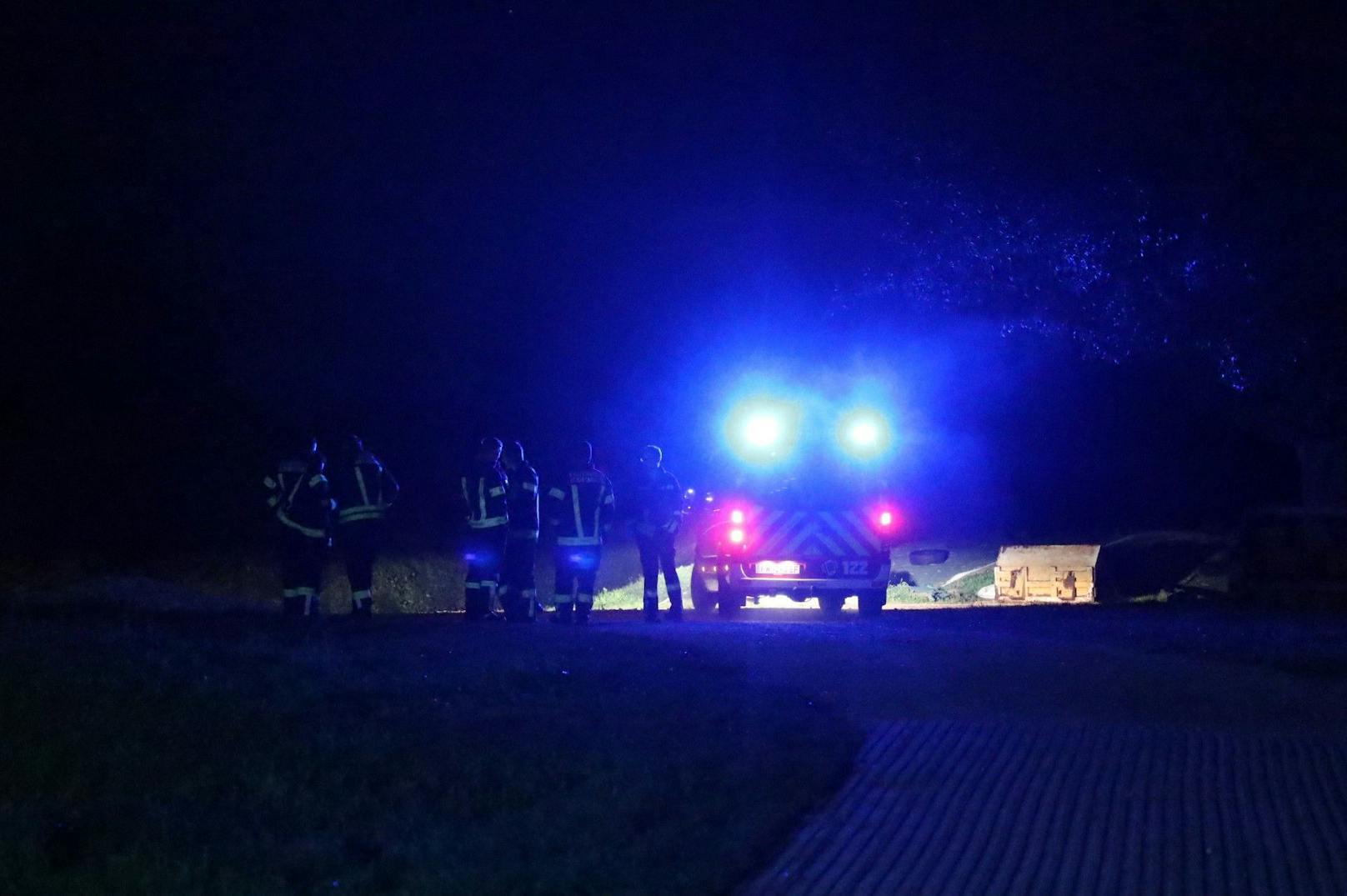 Die Feuerwehr war am späten Montagabend mit Drohne und speziell ausgebildeten Höhenrettern bei der Rettung eines festsitzenden Wanderers in Haibach ob der Donau (Bezirk Eferding) im Einsatz.