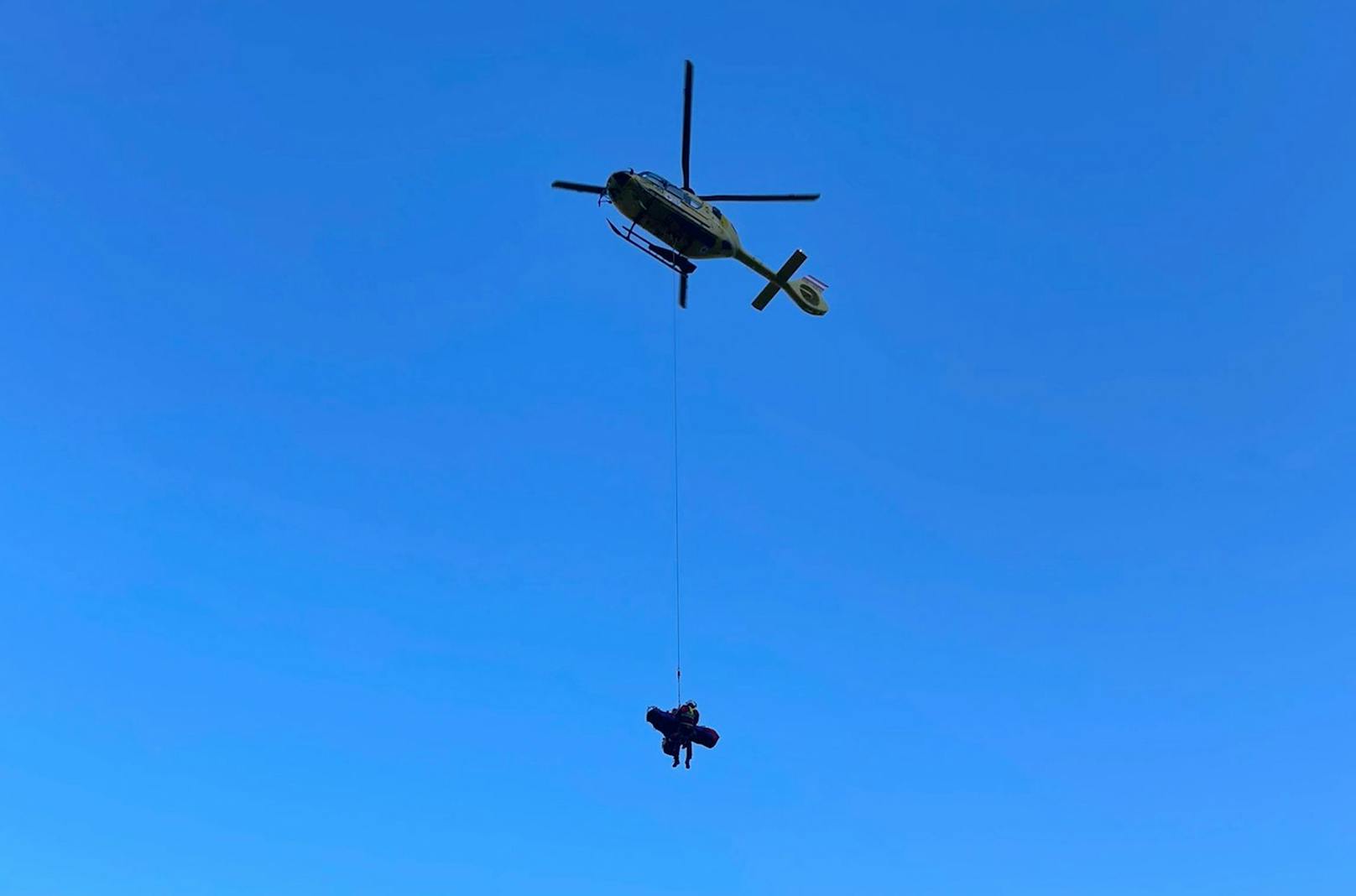 Er wurde nach einer Taubergung mit dem Rettungshubschrauber in die Klinik Innsbruck geflogen.