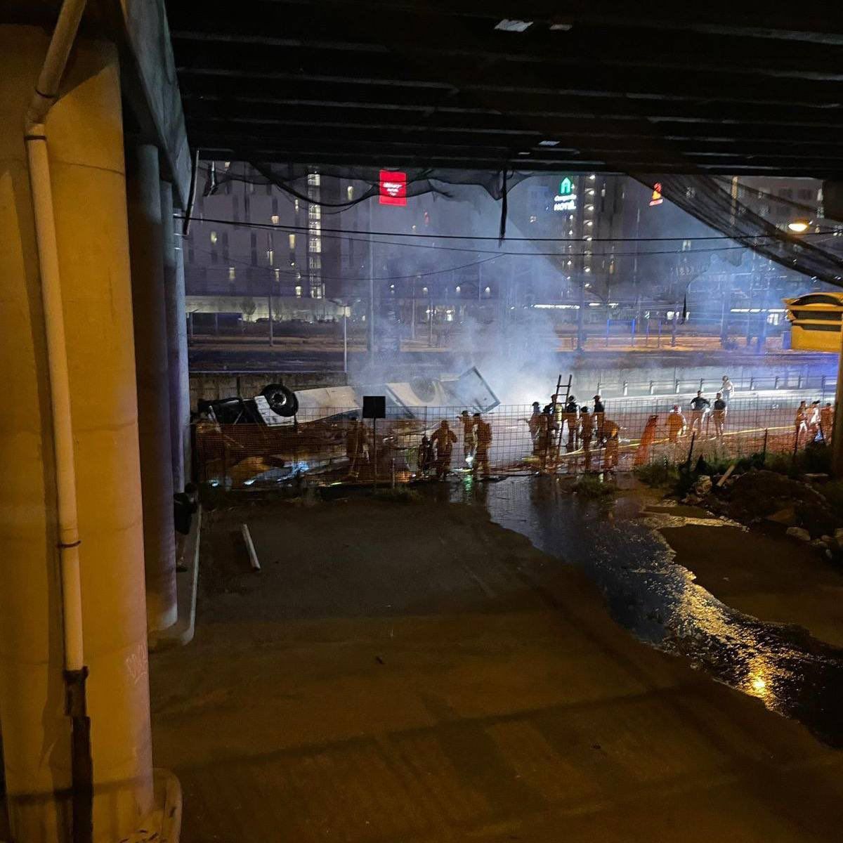 Beim Absturz des Reisebusses in Venedig sollen mindestens 21 Menschen getötet worden sein.