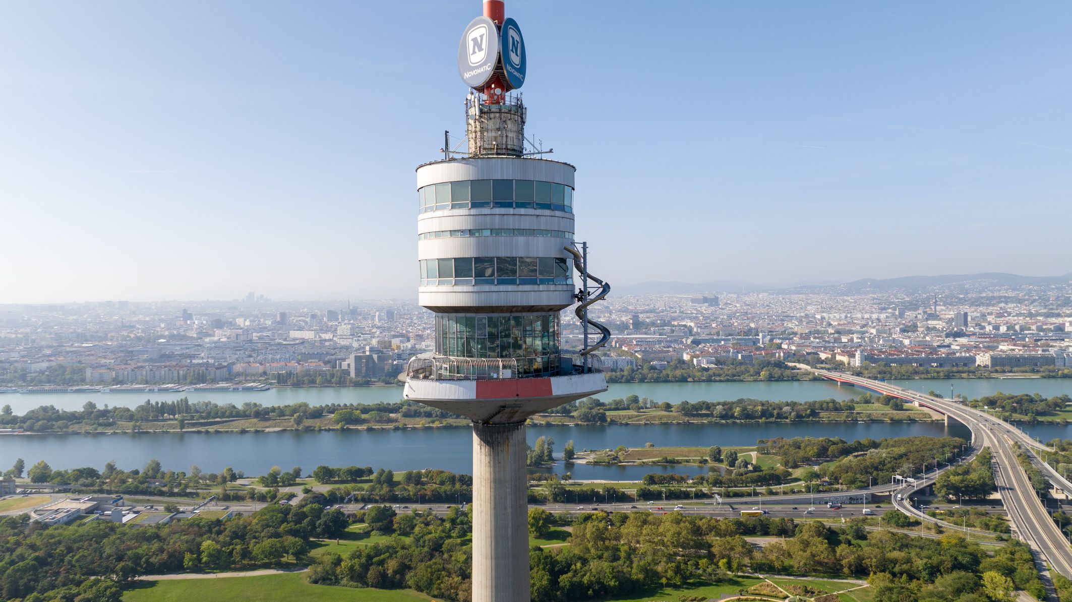 Das Café im Donauturm (inzwischen samt Rutsche) dreht sich nach einem technischem Gebrechen nun wieder.