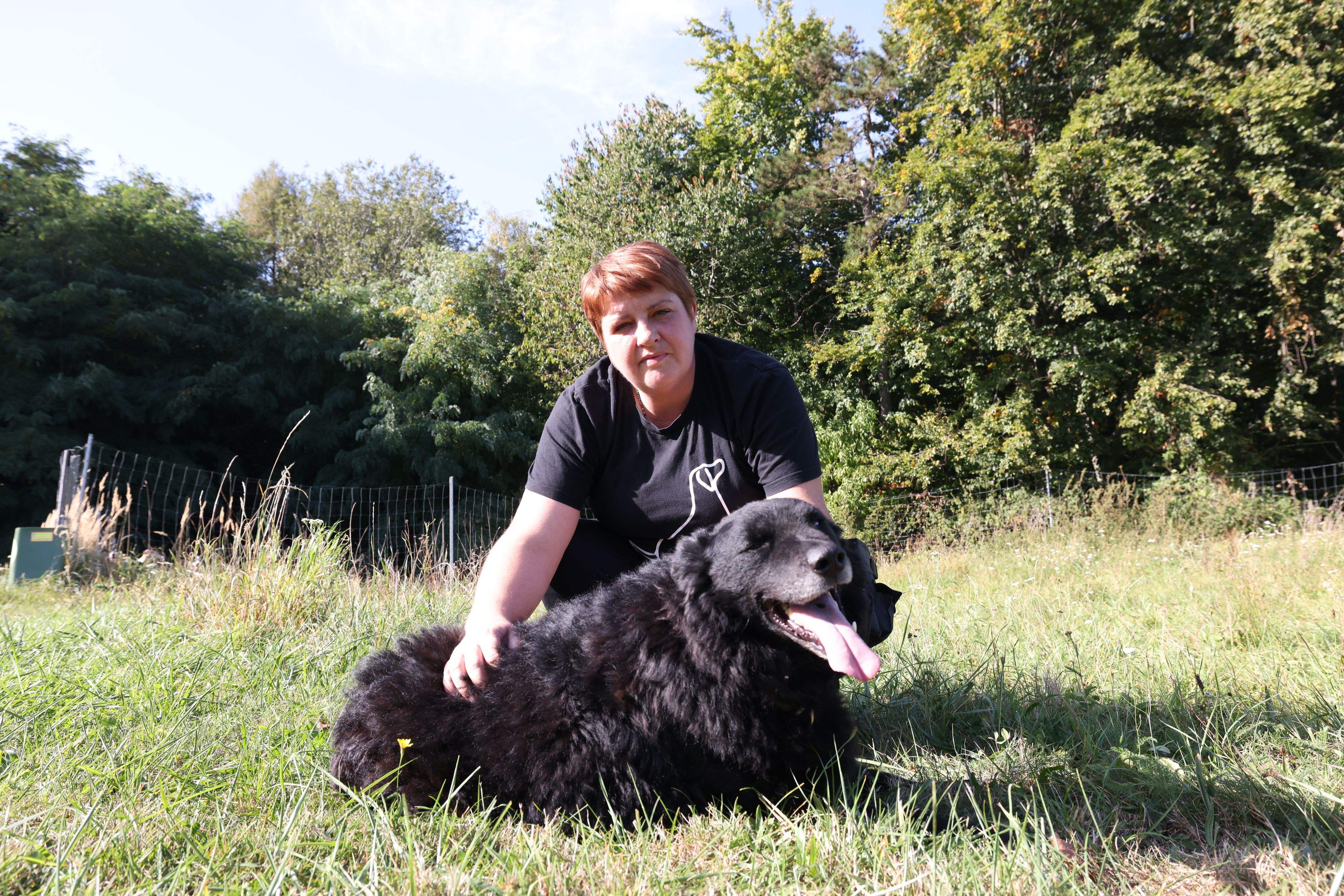 Pflegerin Sonja Ötsch und Hund Loki.&nbsp;
