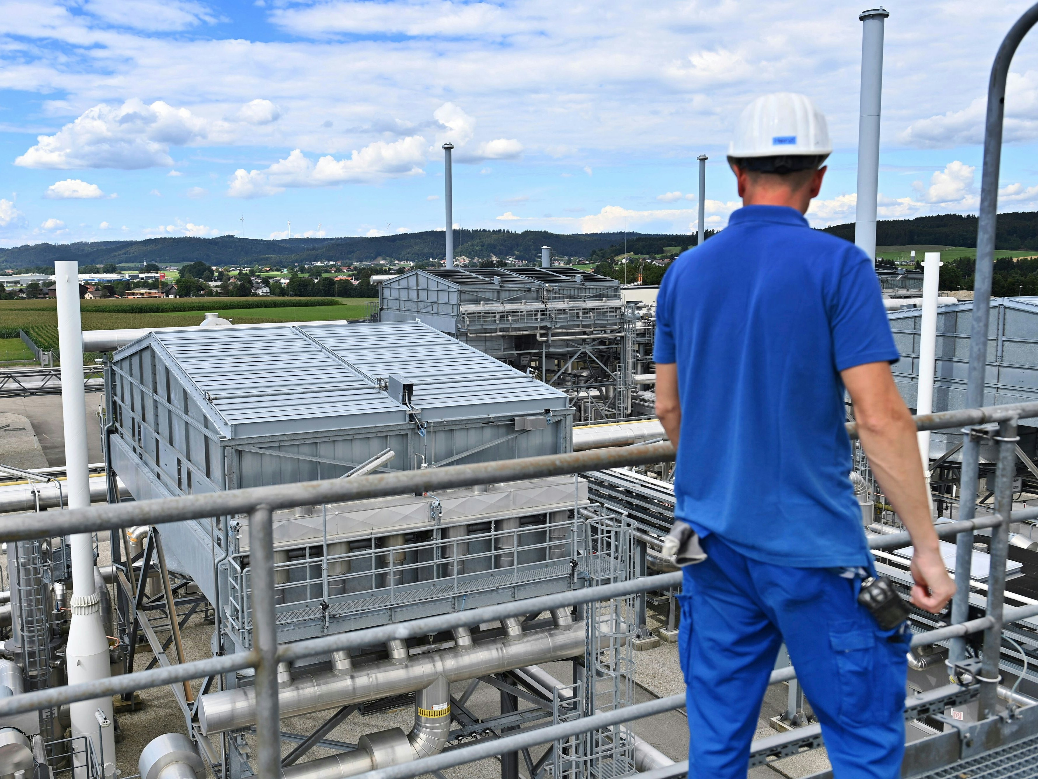 Download von www.picturedesk.com am 03.10.2023 (14:46).  Bavaria's Economics Minister Hubert Aiwanger visits the Haidach gas storage facility on August 2nd, 2022. workers in the plant. ?SVEN SIMON Photo Agency GmbH & Co. Press Photo KG # Princess-Luise-Str. 41 # 45479 M uelheim / R uhr # Tel. 0208/9413250 # Fax. 0208/9413260 # GLS Bank # BLZ 430 609 67 # Account 4030 025 100 # IBAN DE75 4306 0967 4030 0251 00 # BIC GENODEM1GLS # www.svensimon.net. - 20220802_PD8525 - Rechteinfo: Rights Managed (RM)