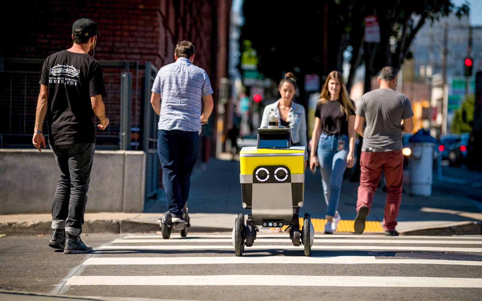 Diese Roboter von Serve Robotics sind auf den Strassen von Los Angeles unterwegs. 