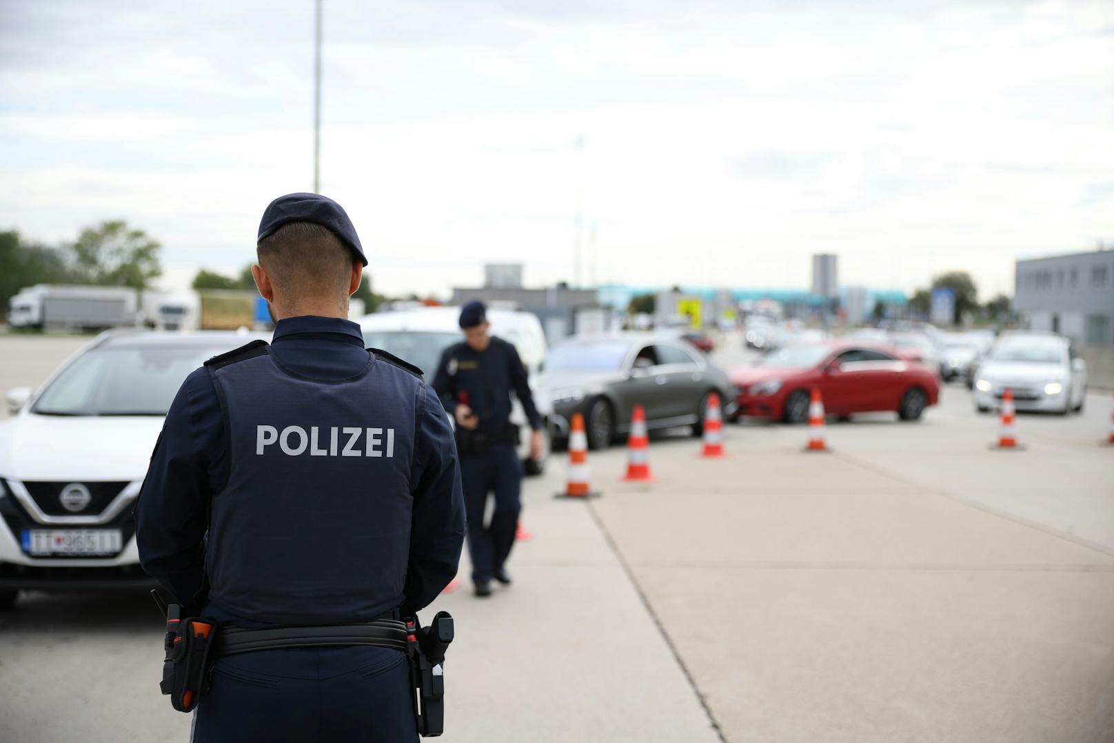 Schlepper durchbricht Grenze, Polizei nimmt Verfolgung auf