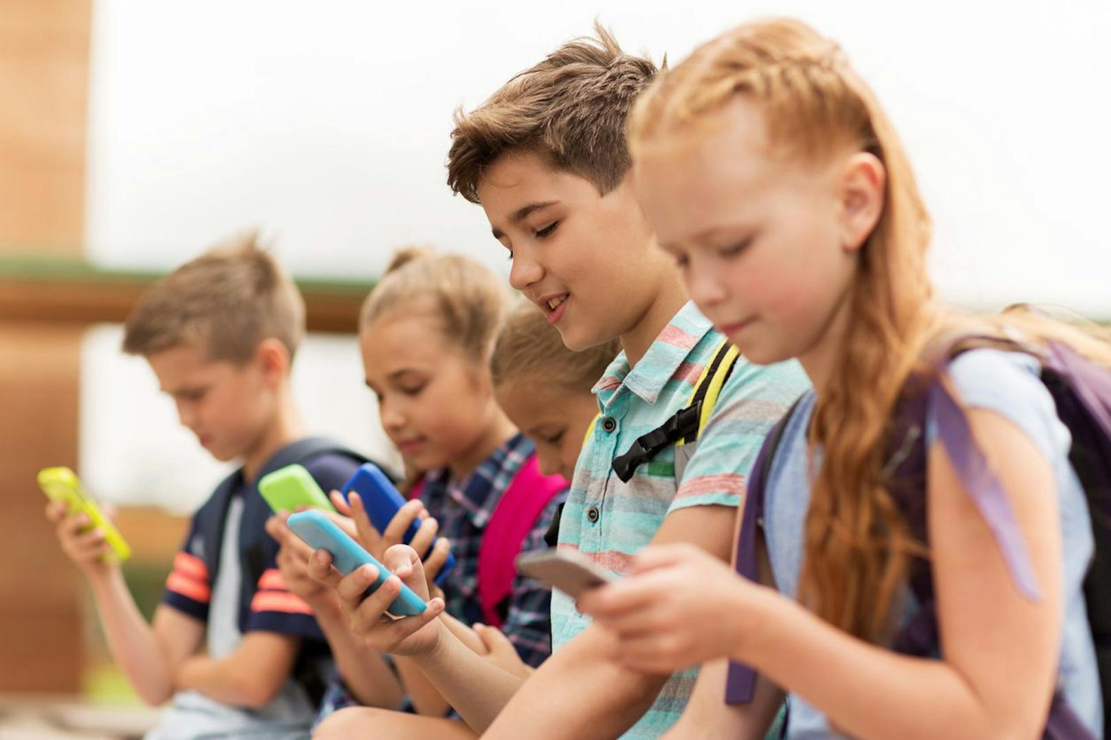 Schülerinnen und Schüler in Großbritannien sollen künftig keine Handys mehr im Unterricht dabei haben dürfen (Symbolbild).