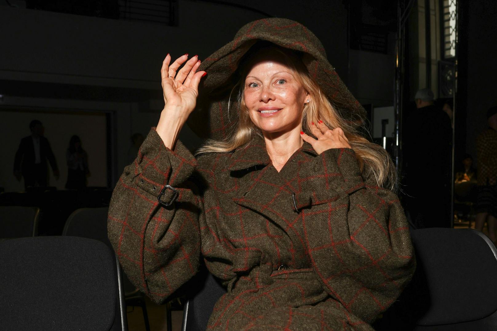 Pamela Anderson überraschte in Paris ohne Make-up.