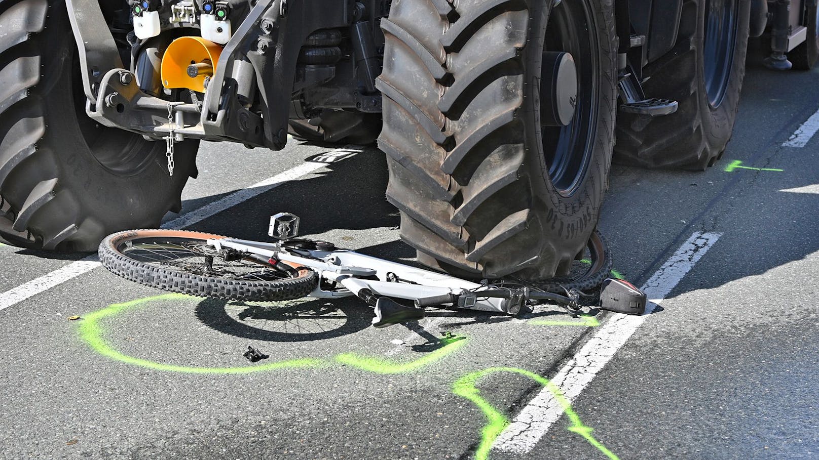 In Straßwalchen (Sbg.) kam es am 3. Oktober zu einer tödlichen Kollision zwischen einem Fahrrad und einem Traktor. Der Radler hatte keine Chance.