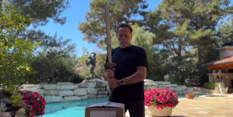 Arnold Schwarzenegger beim Unboxing seines neuen Buches