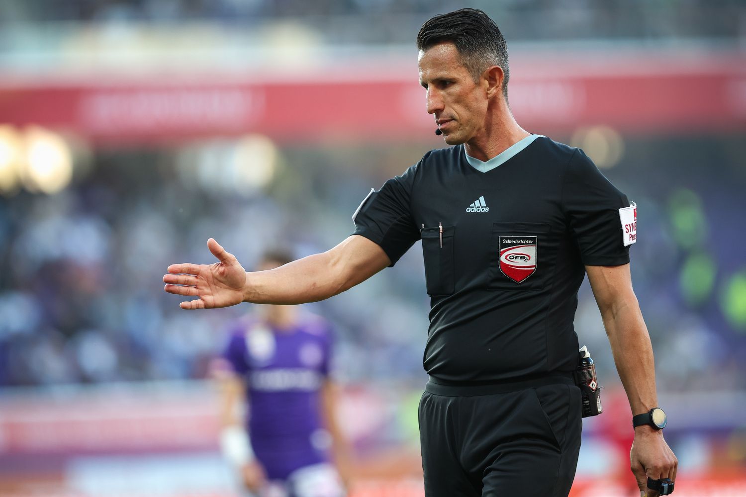 Referee Alexander Harkam lag mit einer Fehlentscheidung daneben. 