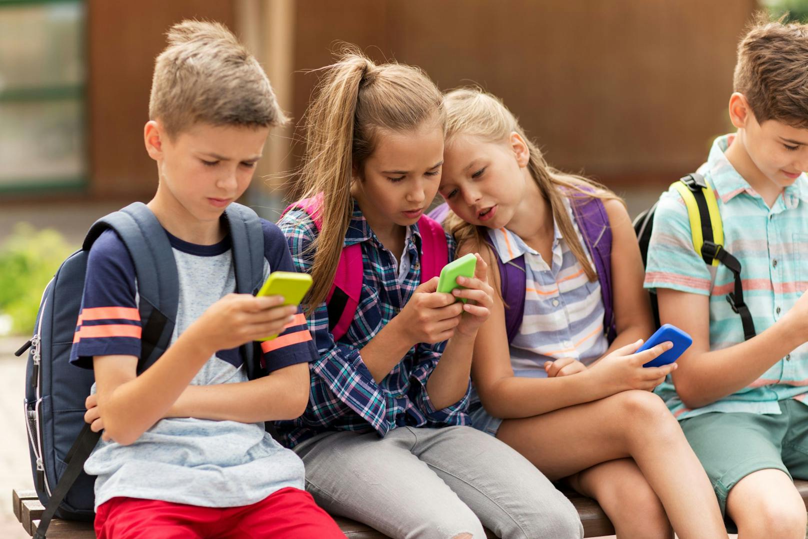 In Großbritannien hat die Regierung ein Verbot von Handys an Schulen angekündigt.