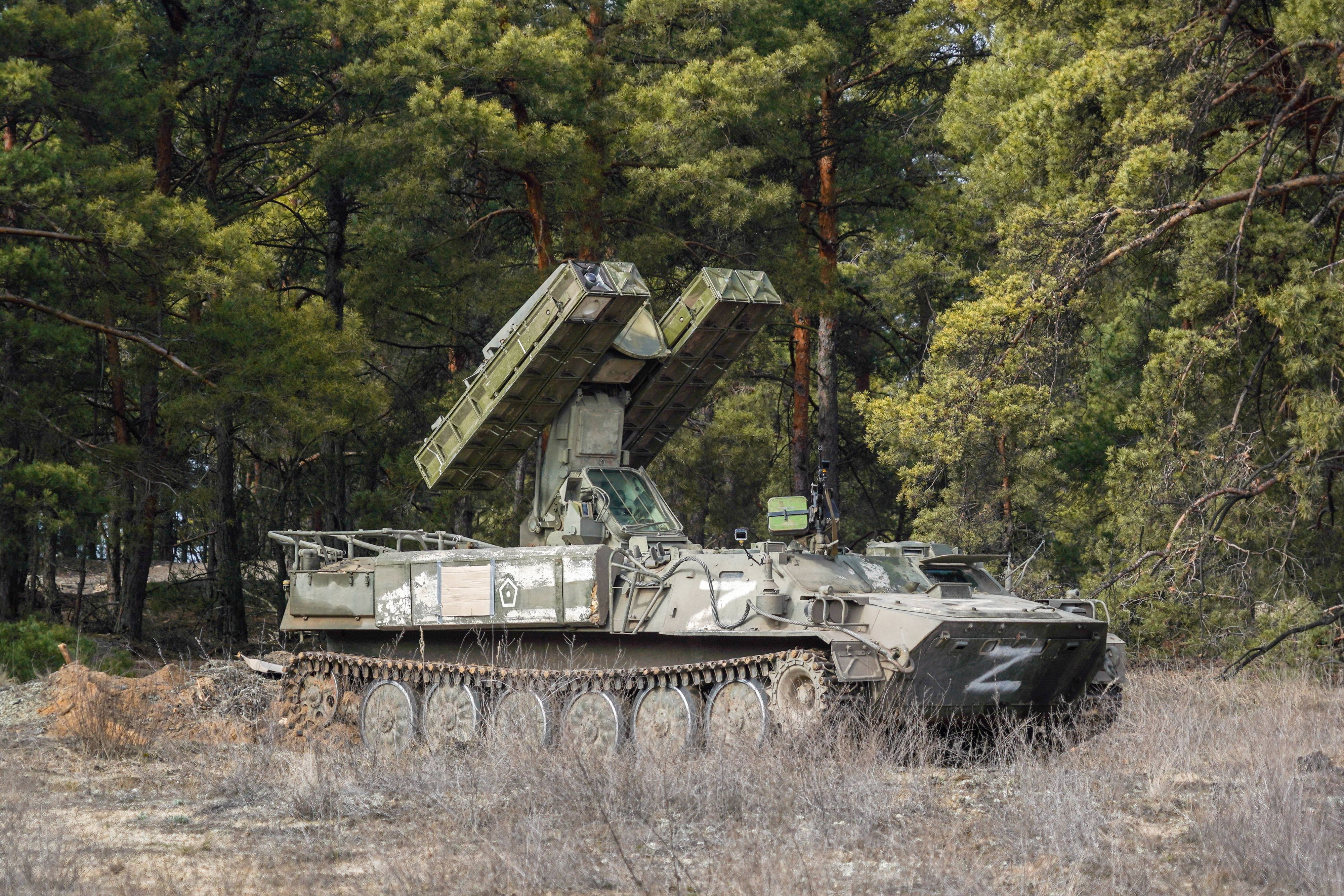 Eine russische Strela-10 im Kampfeinsatz in der Ukraine. Veröffentlicht am 6. März 2023.