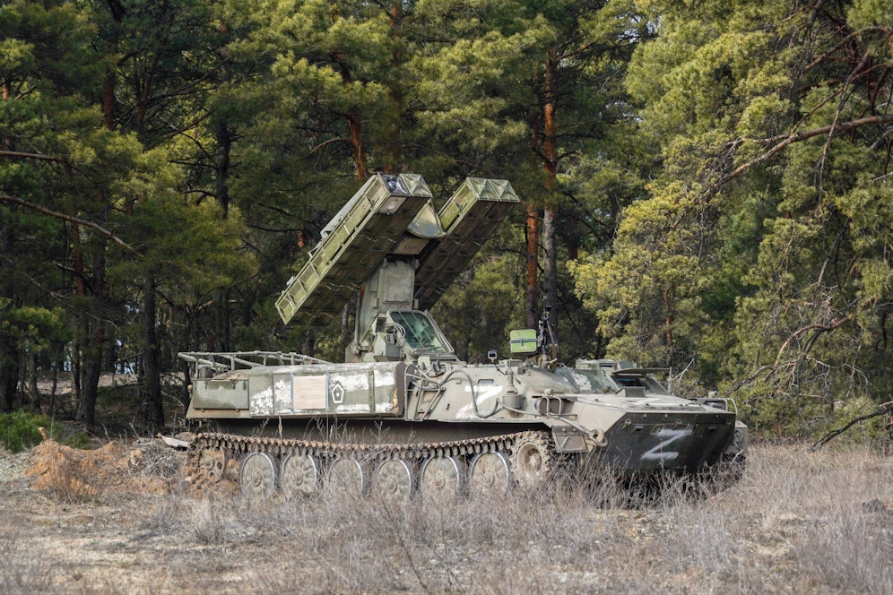 Eine russische Strela-10 im Kampfeinsatz in der Ukraine. Veröffentlicht am 6. März 2023.