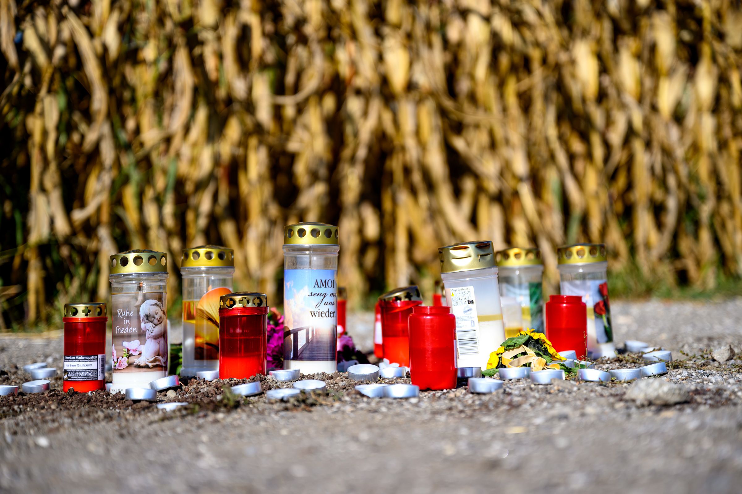 An der Stelle, an der die Joggerin getötet wurde, wurden am Montag bereits Blumen und Kerzen abgelegt.