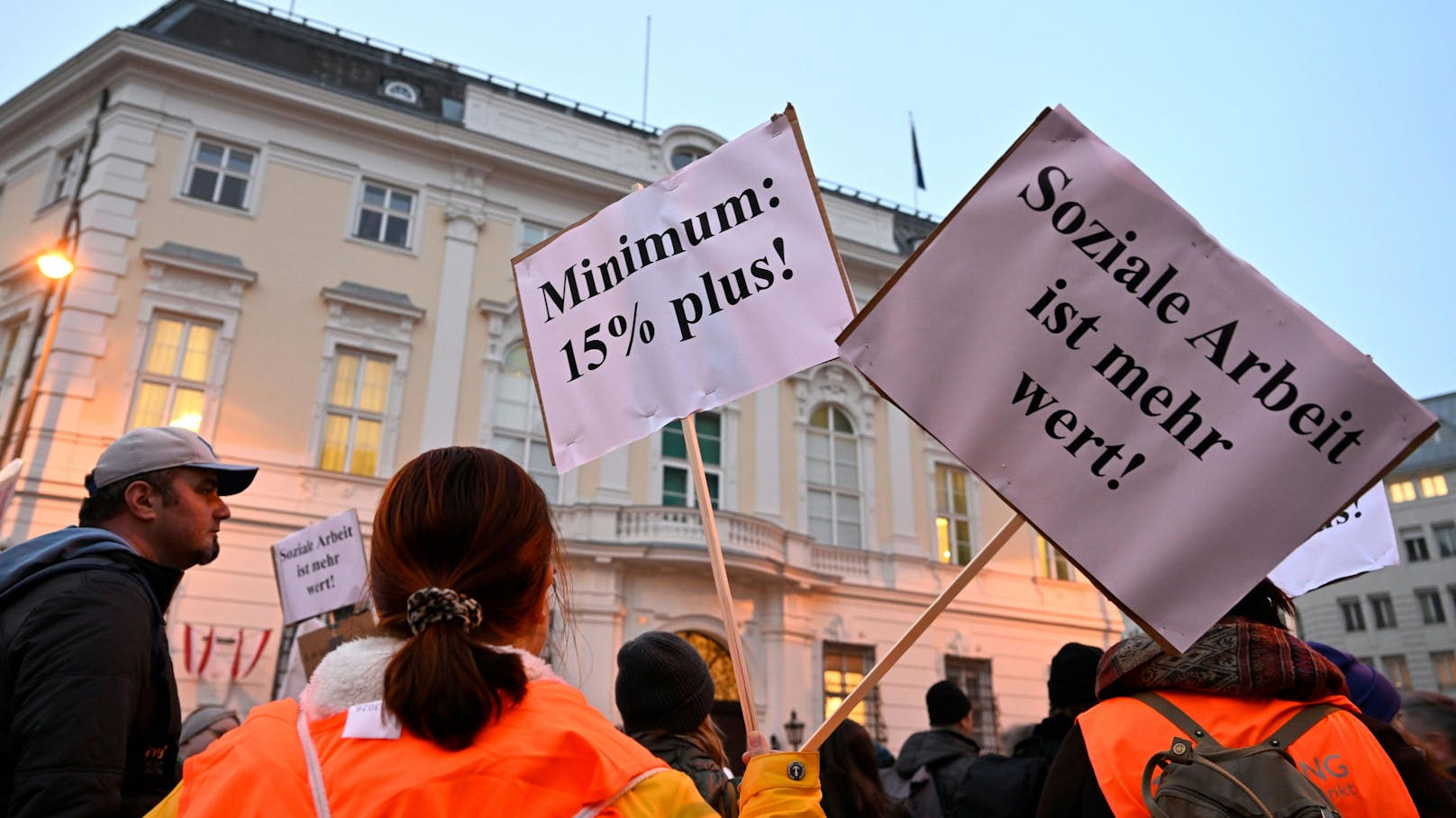Öffentliche Betriebsversammlung und Demo der Sozialwirtschaft im November 2022 in Wien. Machen die Arbeitnehmer auch heuer Druck?