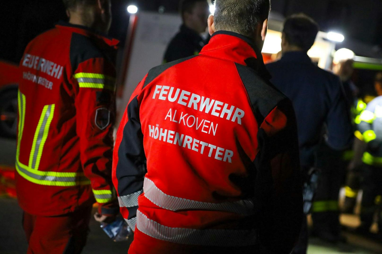 Die Feuerwehr war am späten Montagabend mit Drohne und speziell ausgebildeten Höhenrettern bei der Rettung eines festsitzenden Wanderers in Haibach ob der Donau (Bezirk Eferding) im Einsatz.