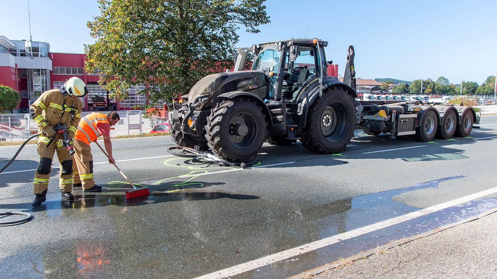 In Straßwalchen (Sbg.) kam es am 3. Oktober zu einer tödlichen Kollision zwischen einem Fahrrad und einem Traktor. Der Radler hatte keine Chance.