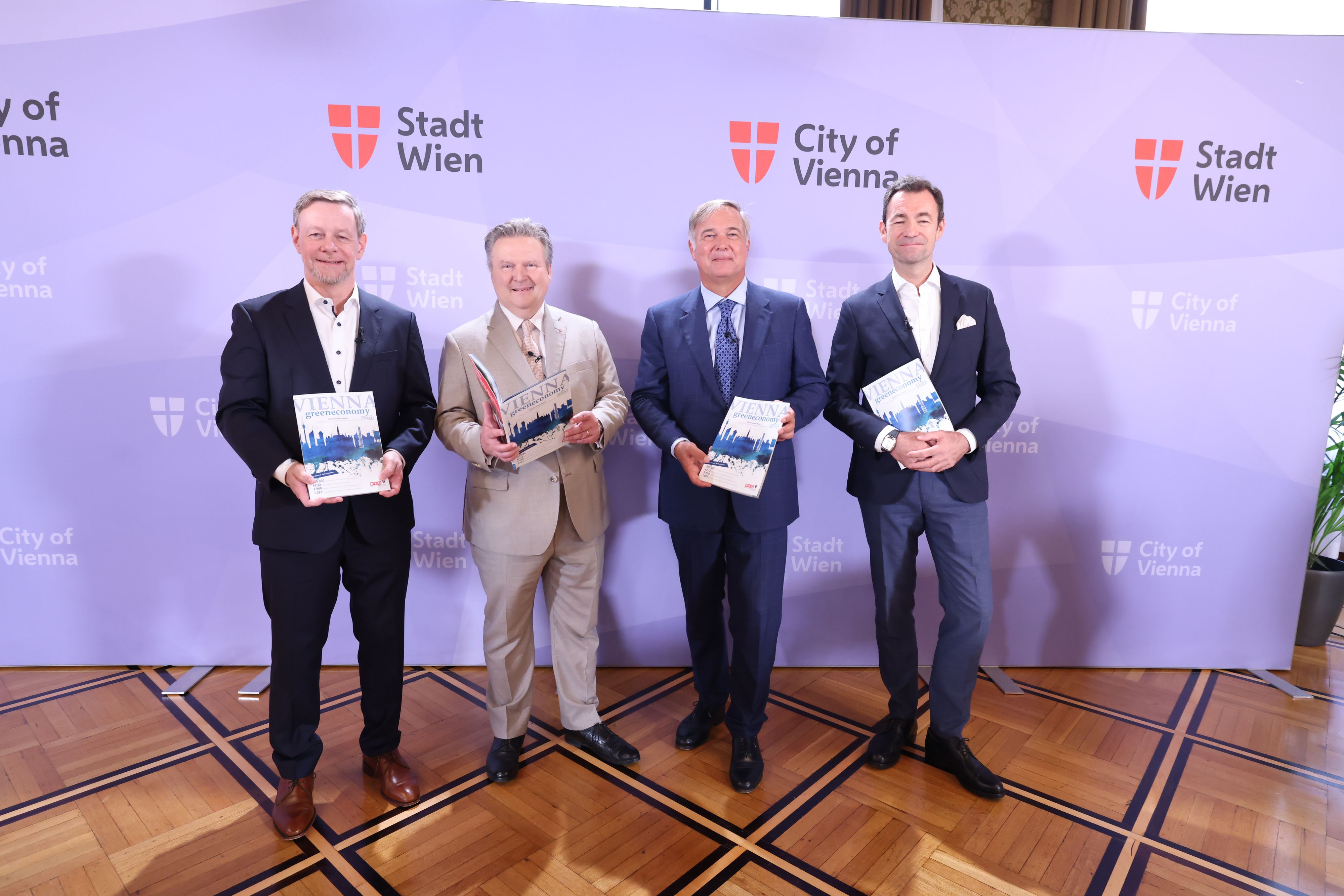 Von links: Thomas Buck, Managing Director Operations Kelly,&nbsp;Bürgermeister Ludwig (SPÖ), Wirtschaftskammerpräsident Walter Ruck und Harald Hauke, Vorstandssprecher der ARA stellten am Dienstag den neuen Vienna Green Economy Report vor.