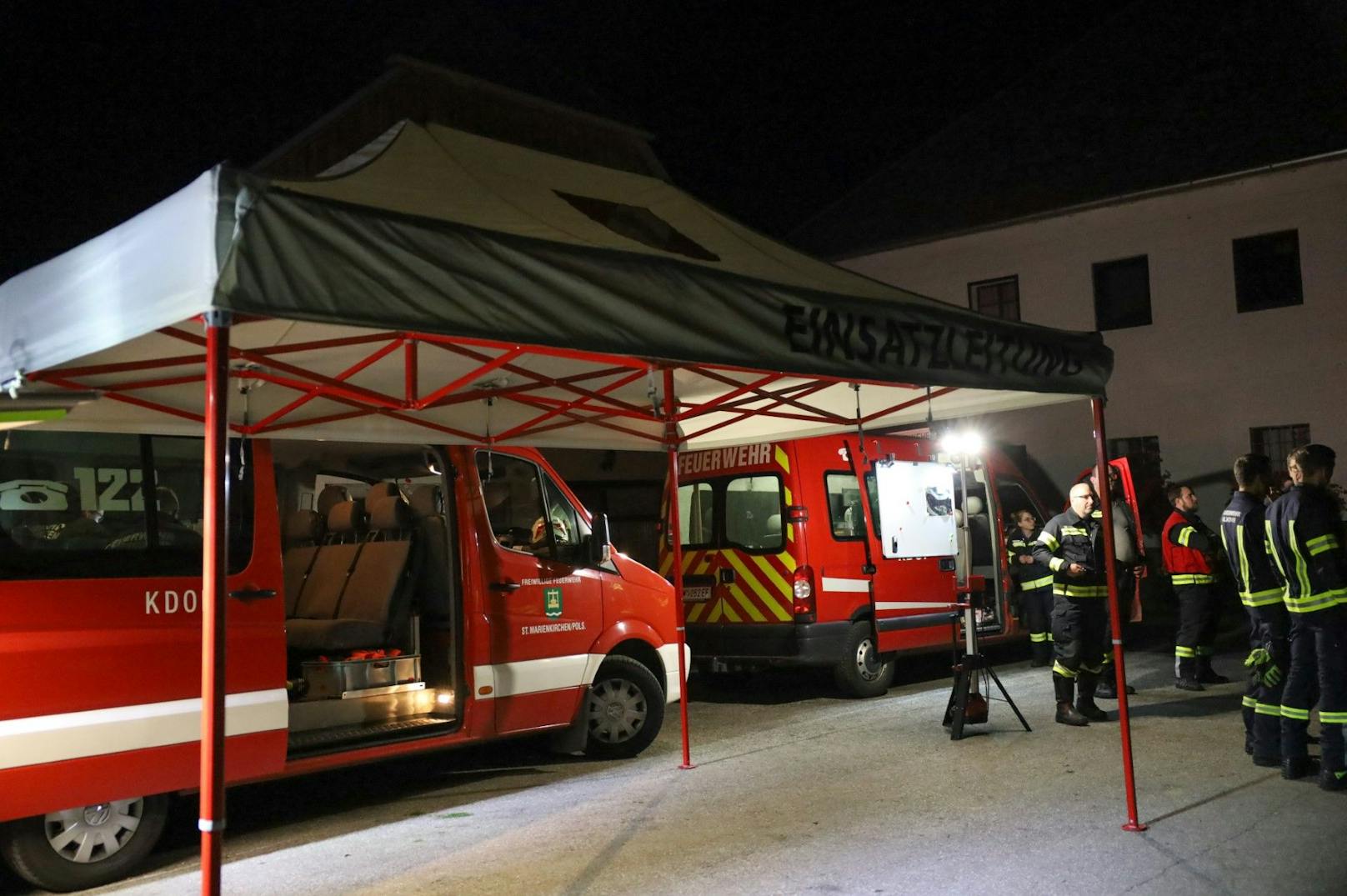 Die Feuerwehr war am späten Montagabend mit Drohne und speziell ausgebildeten Höhenrettern bei der Rettung eines festsitzenden Wanderers in Haibach ob der Donau (Bezirk Eferding) im Einsatz.