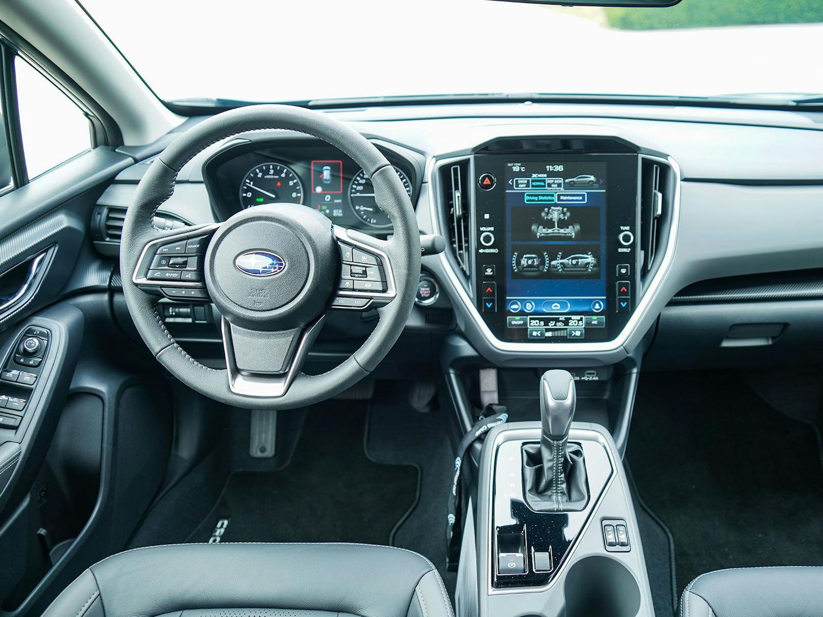 Modernes Cockpit mit großem Touchscreen