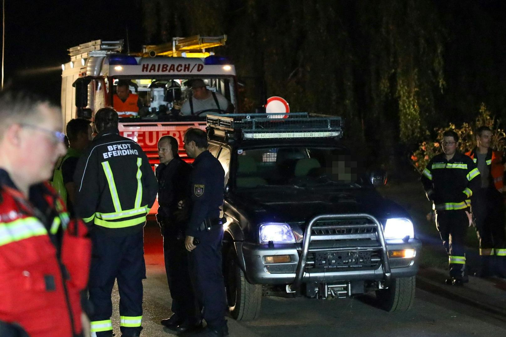 Die Feuerwehr war am späten Montagabend mit Drohne und speziell ausgebildeten Höhenrettern bei der Rettung eines festsitzenden Wanderers in Haibach ob der Donau (Bezirk Eferding) im Einsatz.