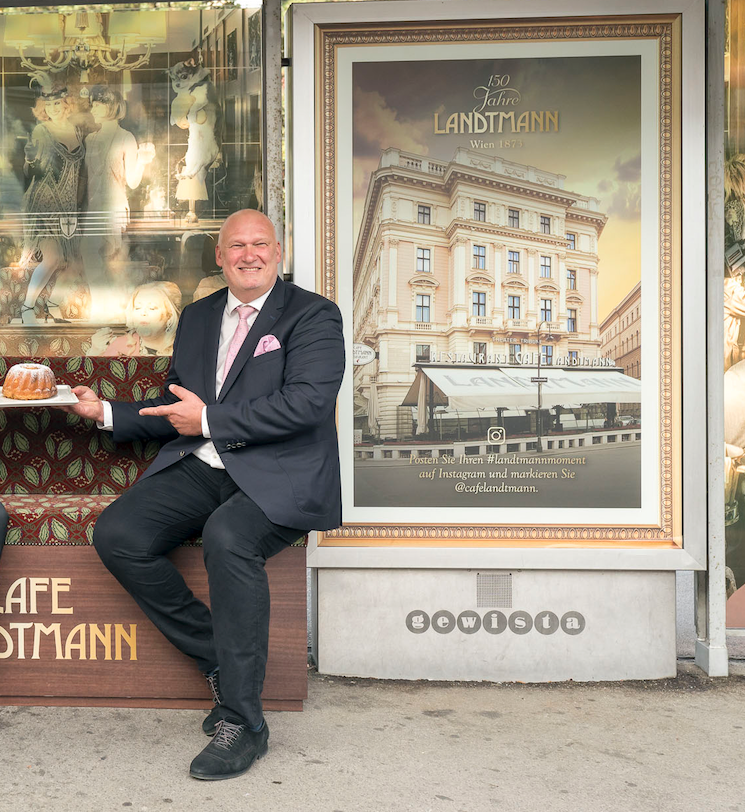 Berndt Querfeld betreibt erfolgreich das Café Landtmann, das seine Eltern 1976 übernommen haben. Zum 150-jährigen Bestehen gibt es seit kurzem eine Haltestelle am Burgtheater im Kaffeehausdesign.
