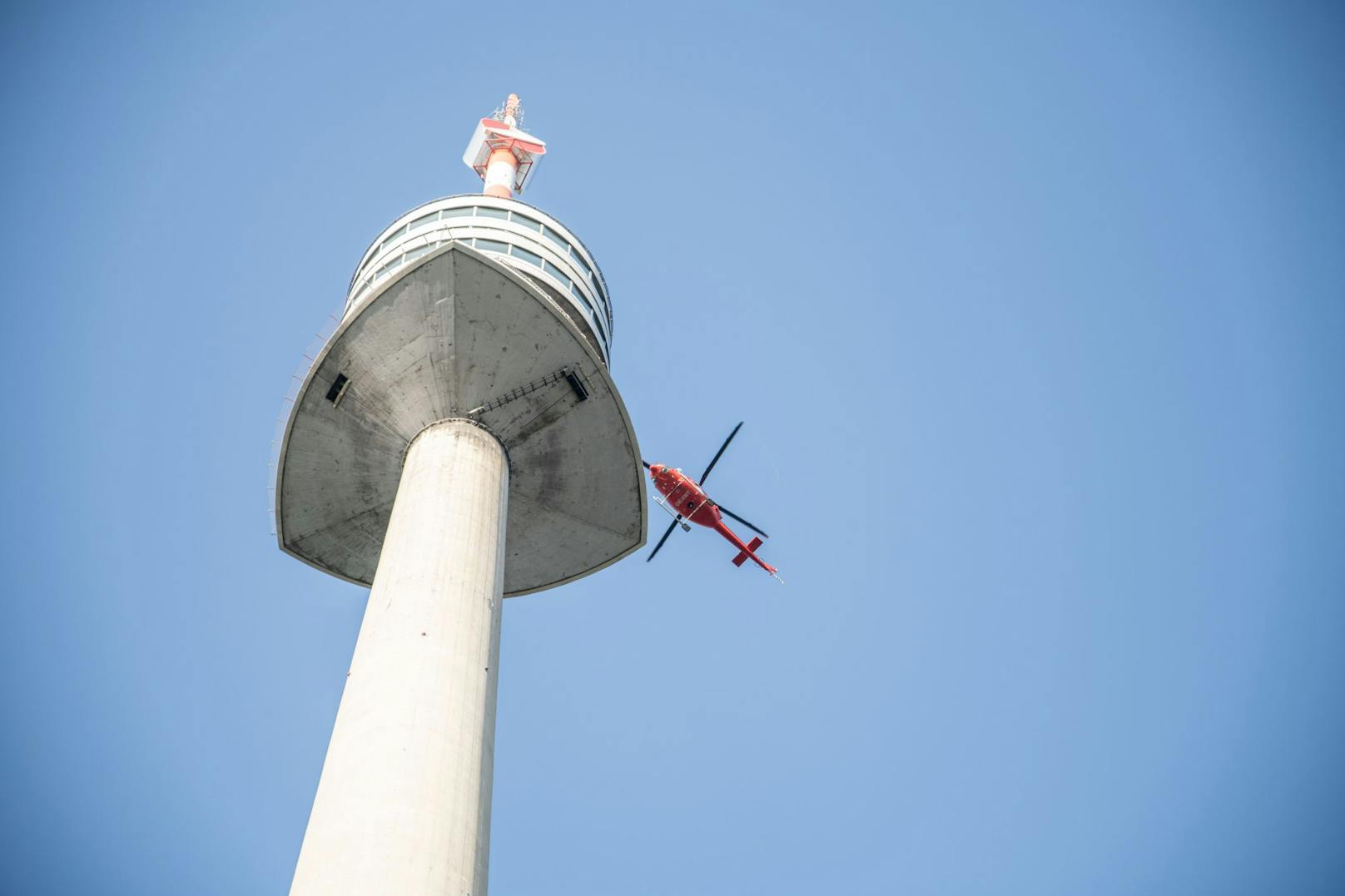 Geliefert wurde sie per Hubschrauber.