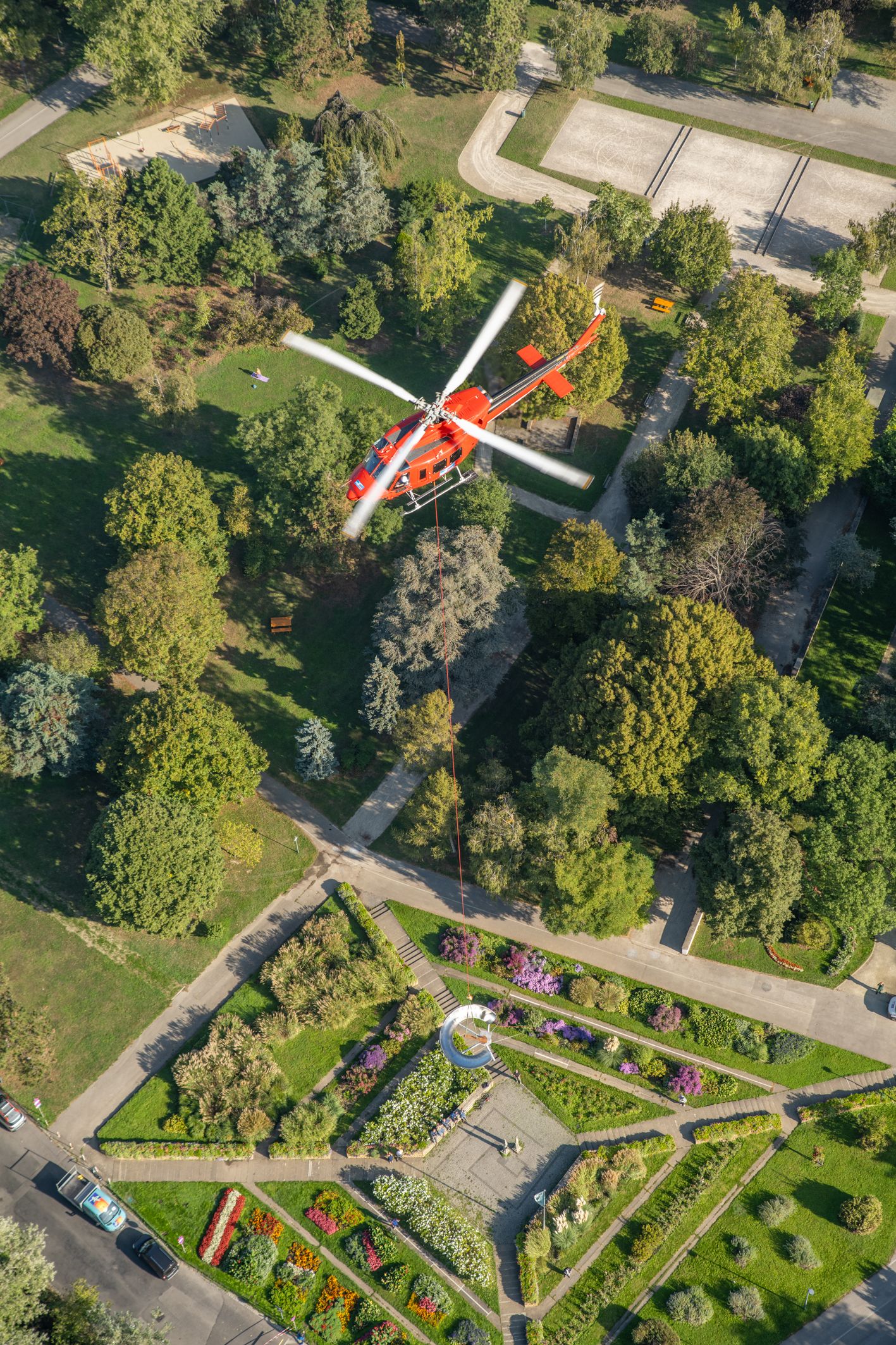 Mit einem Hubschrauber wurde die Rutsche zum Donauturm gebracht, dort fand sie in 165 Metern Höhe ihren Platz.