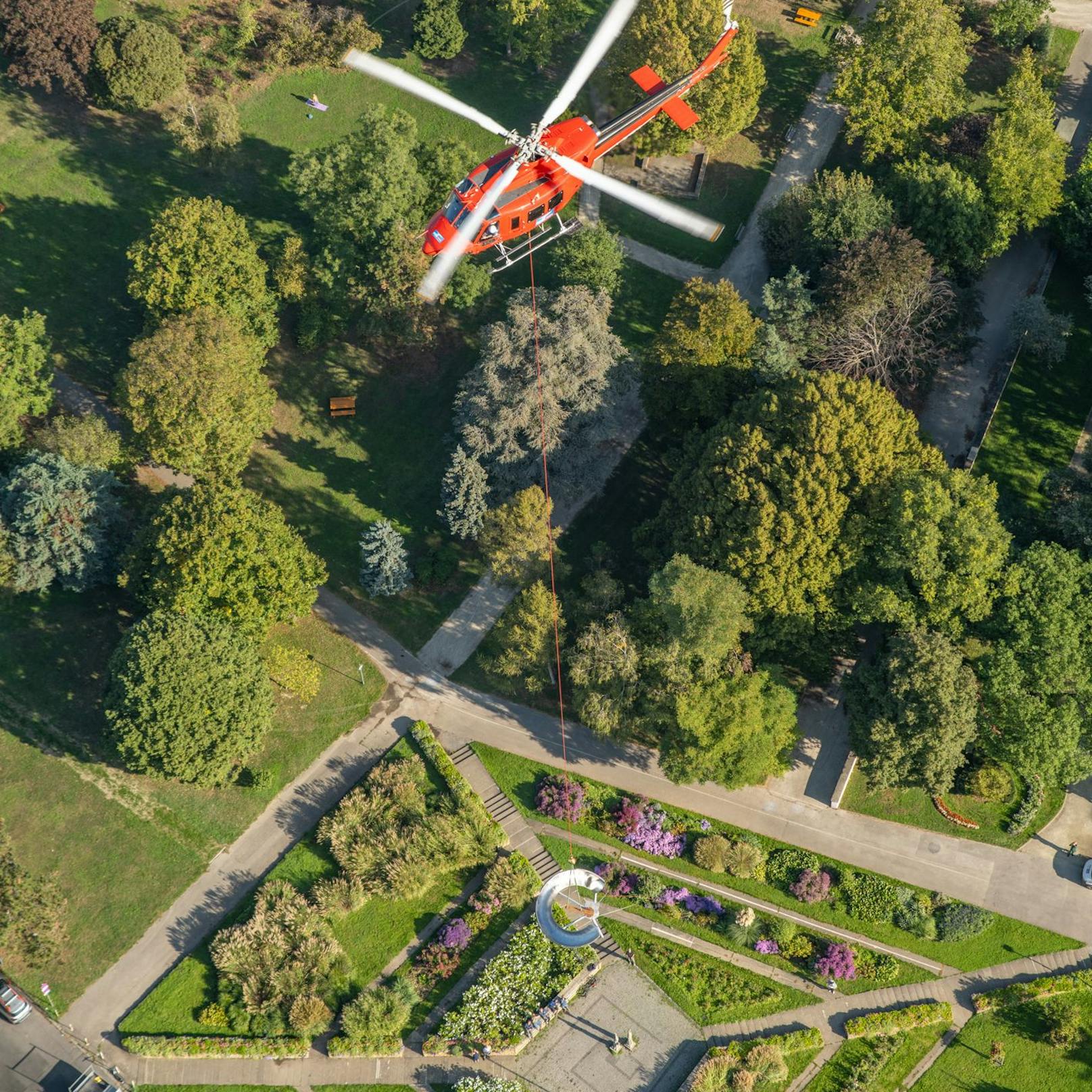 Mit einem Hubschrauber wurde die Rutsche zum Donauturm gebracht, dort fand sie in 165 Metern Höhe ihren Platz.