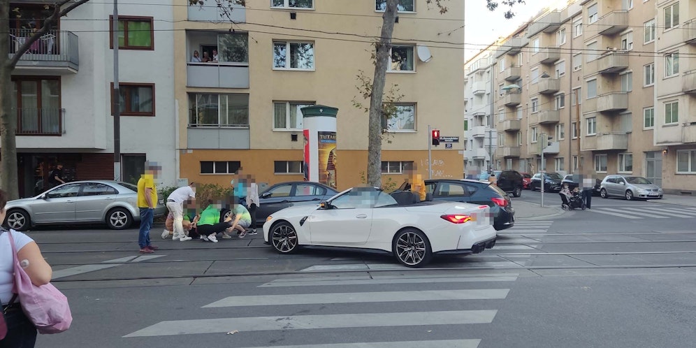 Die ältere Dame wurde in ein Spital gebracht. Sie erlitt Verletzungen am Fuß.