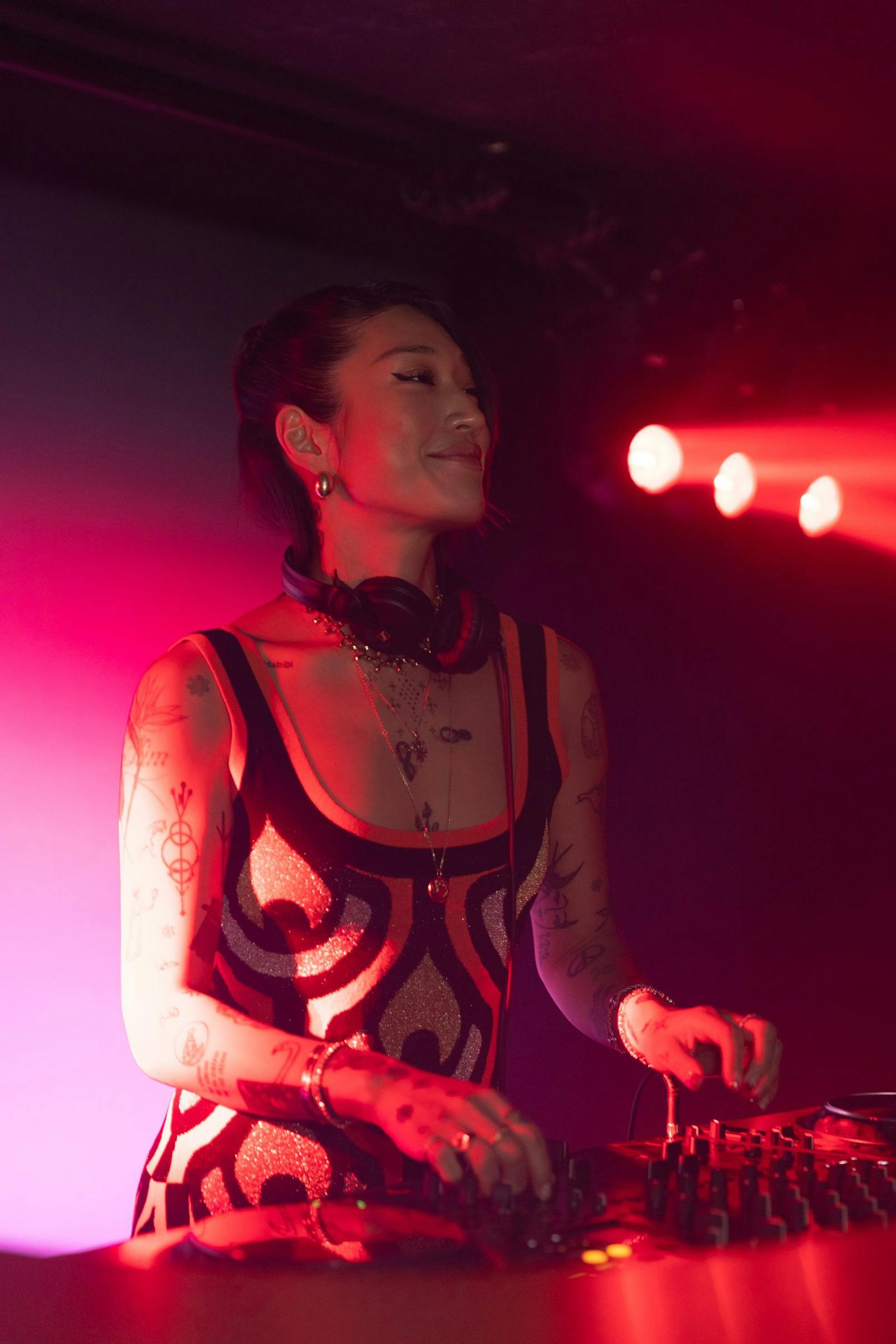 Die südkoreanischen DJane und Produzentin Peggy Gou heizte den Gästen in "Rabanne H&amp;M" bis spät in die Nacht auf den Turntables ein.