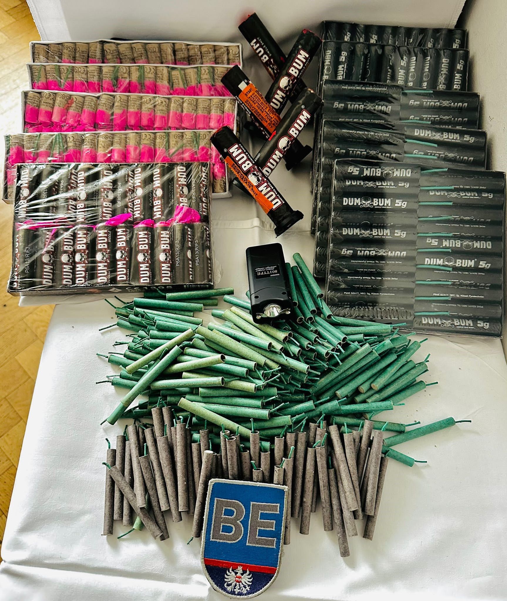 m Zuge von Schwerpunktaktionen am Bahnhof Meidling und Bahnhof Floridsdorf gelang Beamten der Bereitschaftseinheit die Sicherstellung von etwa 500  Stück illegaler pyrotechnischer Gegenstände. 