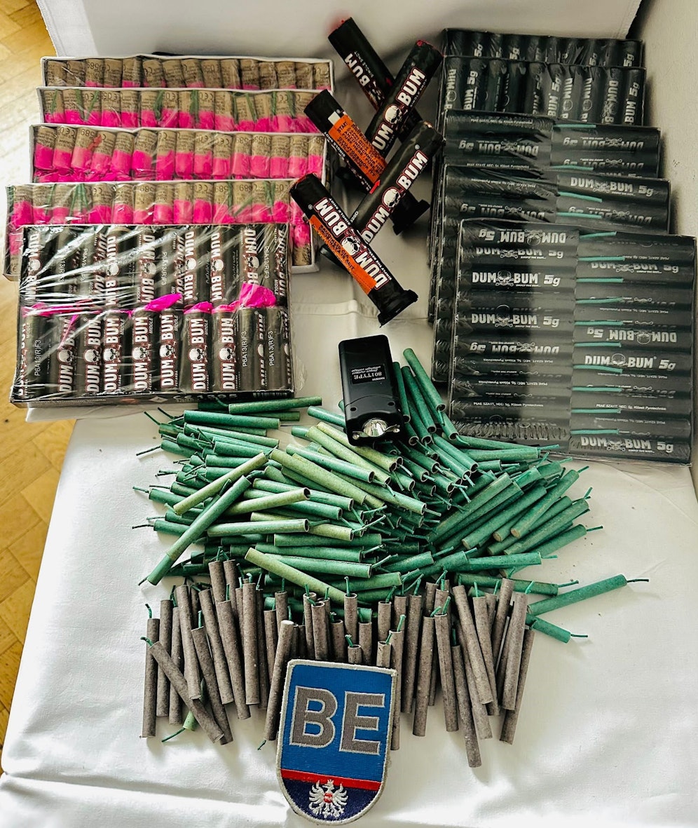 m Zuge von Schwerpunktaktionen am Bahnhof Meidling und Bahnhof Floridsdorf gelang Beamten der Bereitschaftseinheit die Sicherstellung von etwa 500  Stück illegaler pyrotechnischer Gegenstände. 