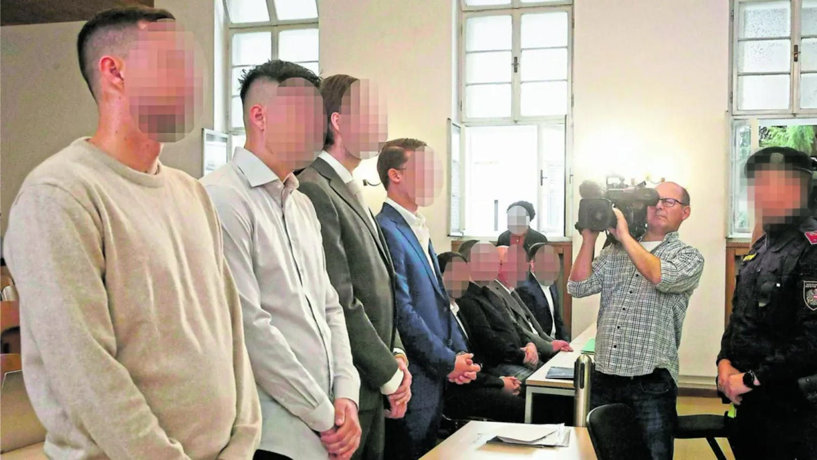 Die Angeklagten, allesamt Männer, am Mittwoch im Gerichtssaal in Klagenfurt