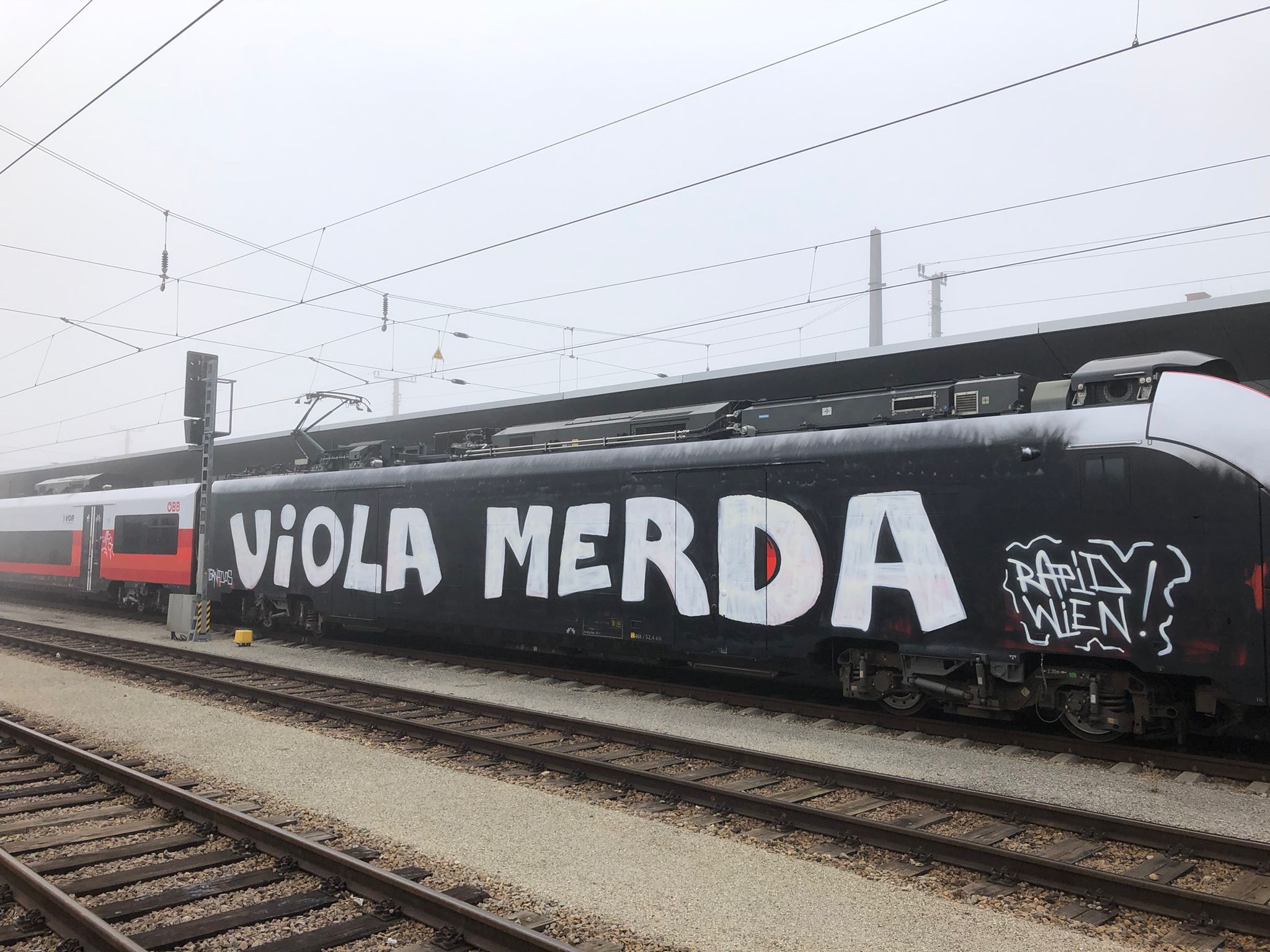 Ein Waggon der S4 wurde von Unbekannten umgefärbt.