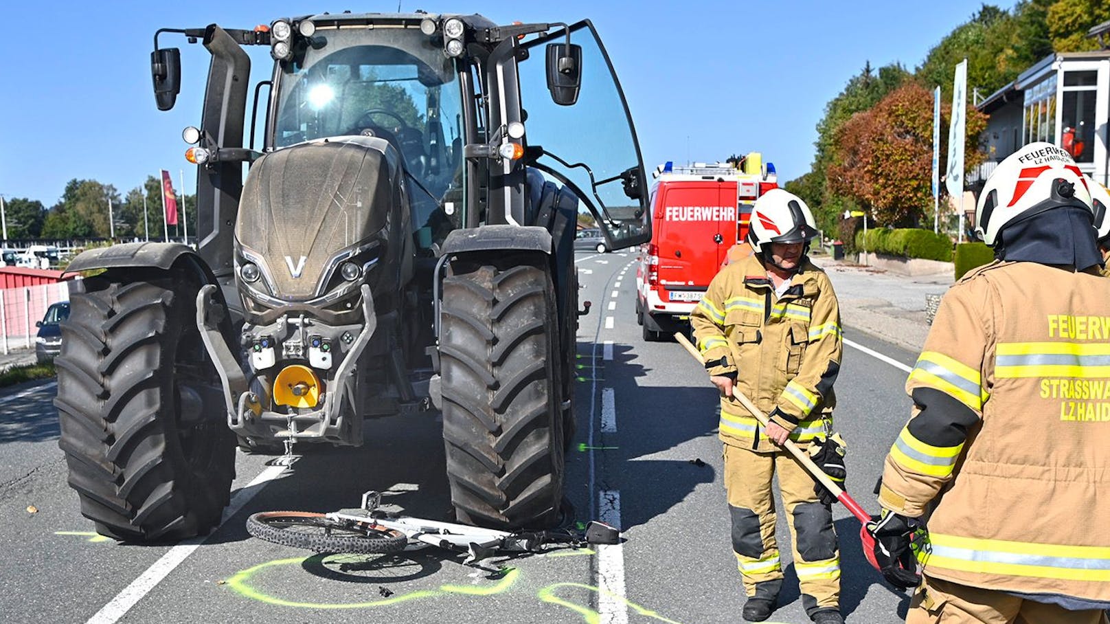 In Straßwalchen (Sbg.) kam es am 3. Oktober zu einer tödlichen Kollision zwischen einem Fahrrad und einem Traktor. Der Radler hatte keine Chance.