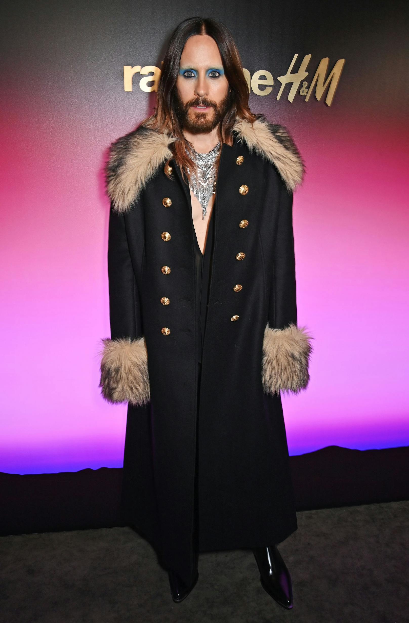 Hollywood-Star Jared Leto zeigte sich in einem schicken Mantel sowie Halsschmuck aus der Kollektion.