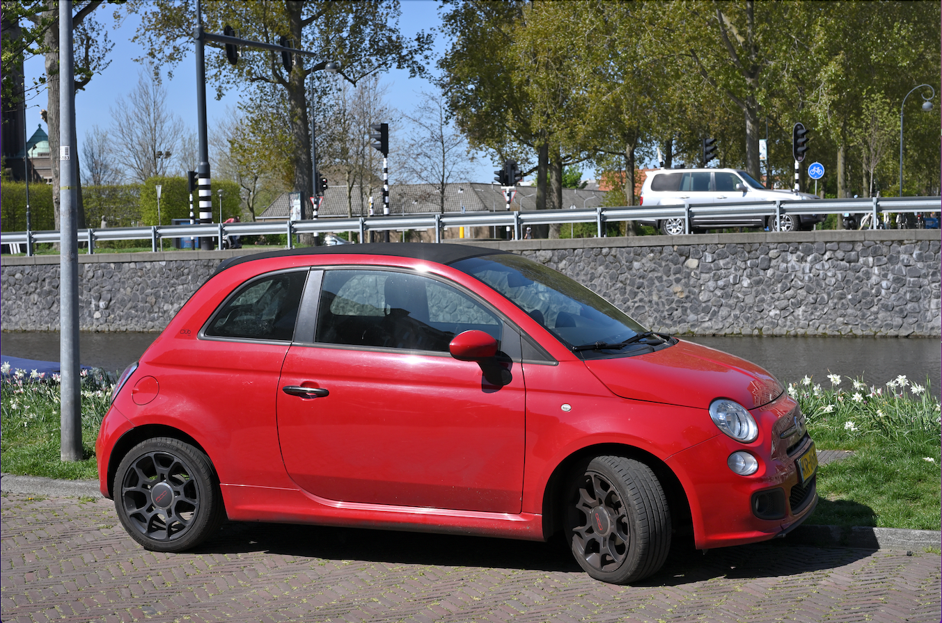 Ein solcher roter Fiat 500 stand vor einem Park in Wien-Favoriten. (Symbolfoto)