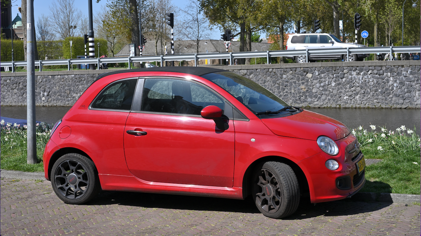 Gestohlener roter Fiat 500 stand vor einem Park in Wien-Favoriten.