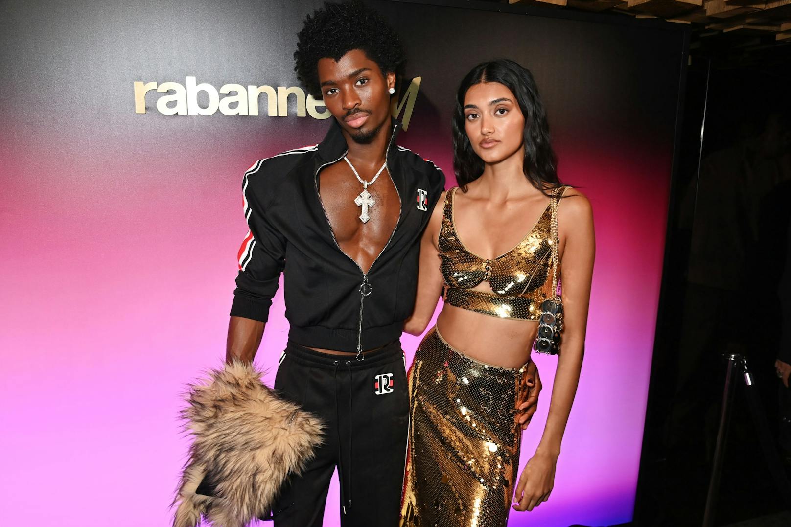 Die Models Alton Mason und Neelam Gill präsentierten einzelne Stücke der neuen Kollektion.